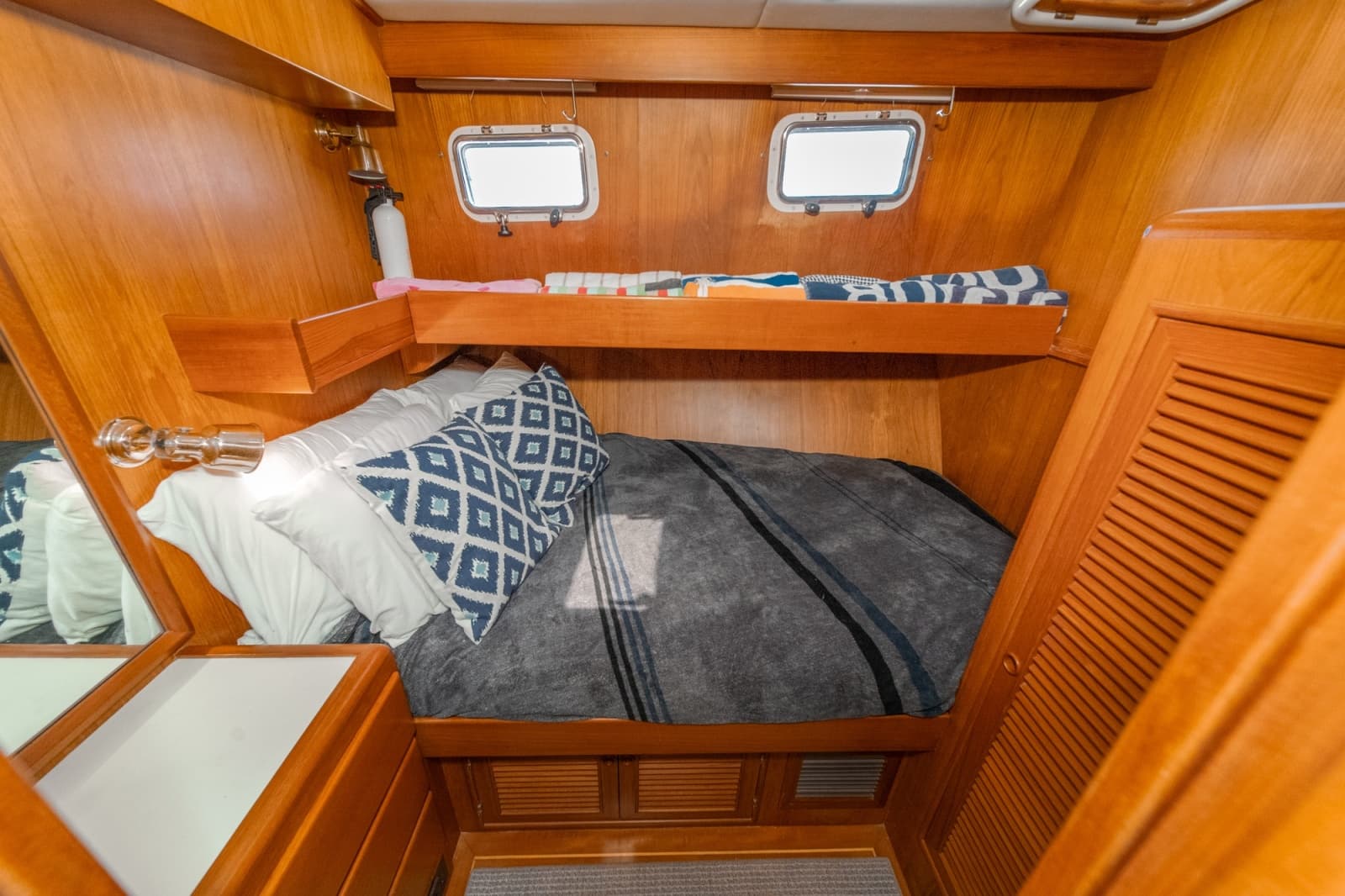1999 Offshore Yachts 48 Sedan - Photo 31