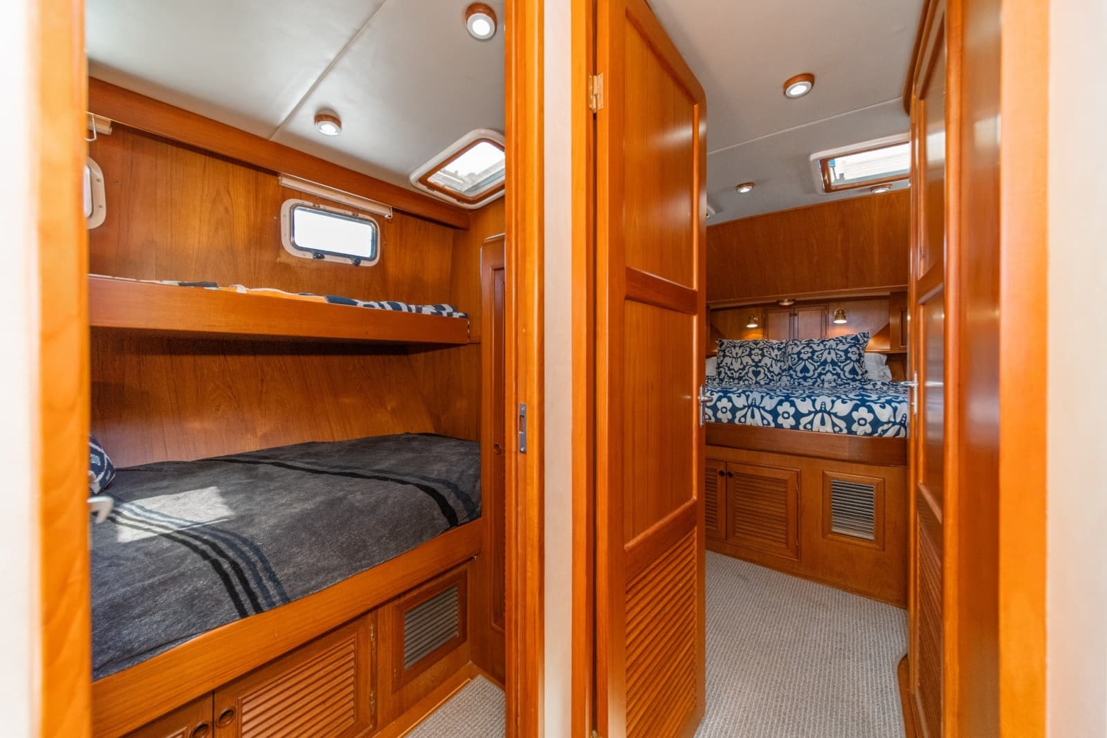 1999 Offshore Yachts 48 Sedan - Photo 30