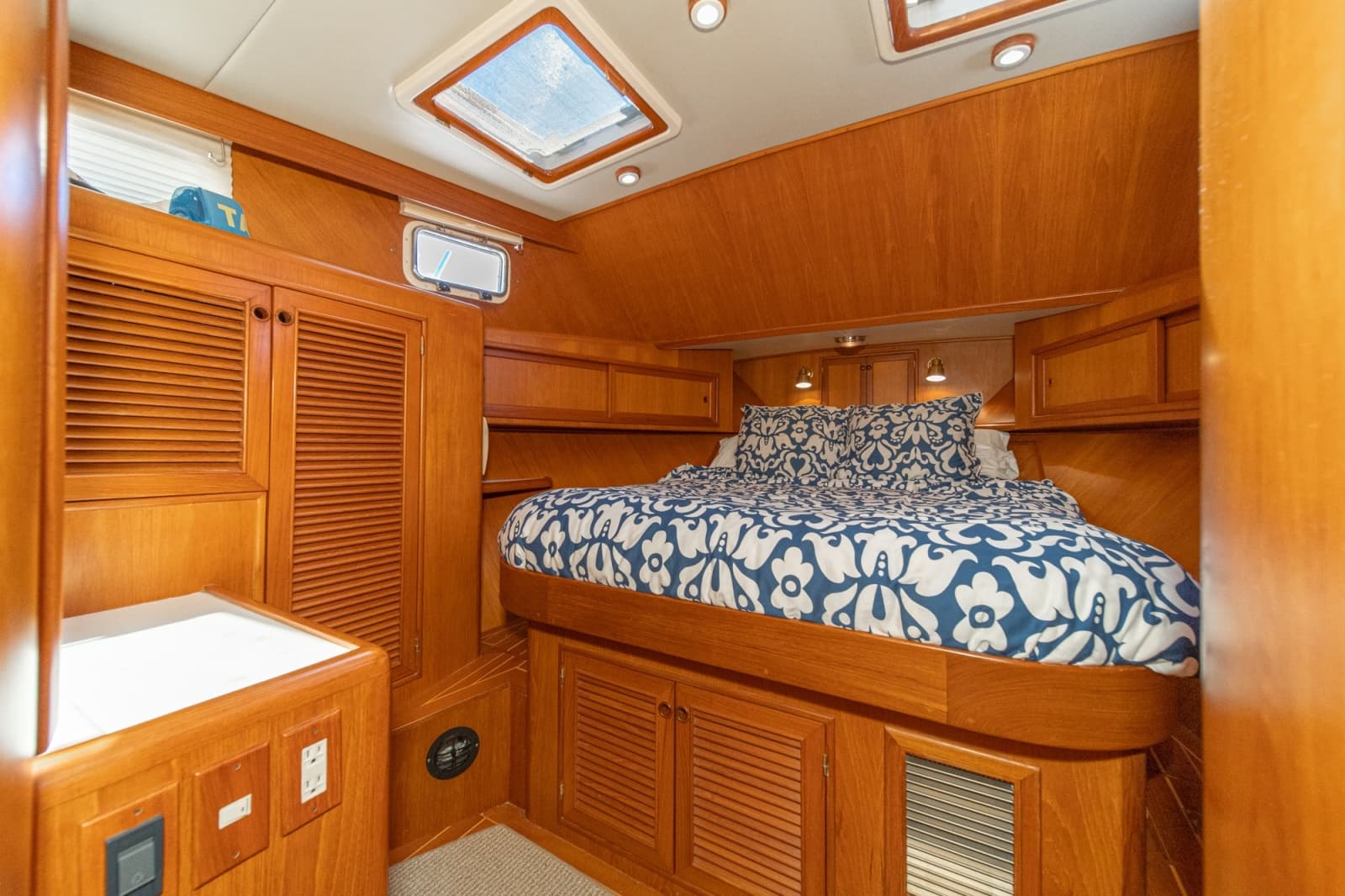 1999 Offshore Yachts 48 Sedan - Photo 27