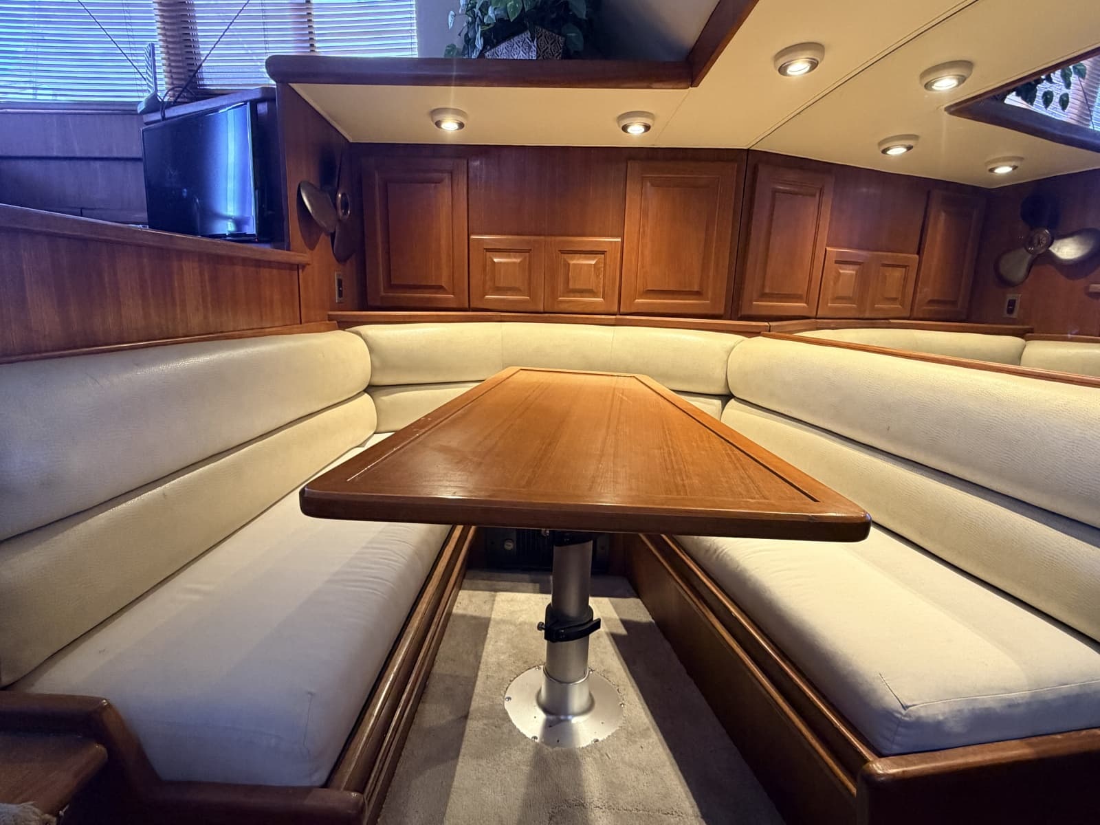1989 Viking Viking 41 Convertible - Photo 23