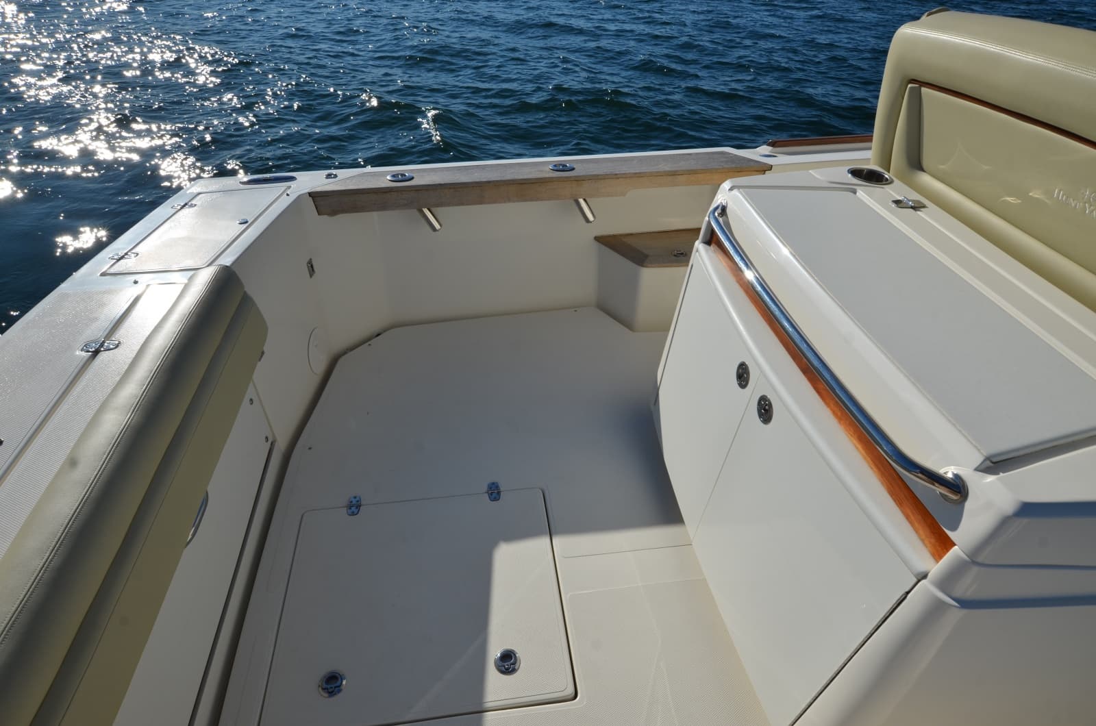 2018 Hunt Yachts 32 CC - Photo 11
