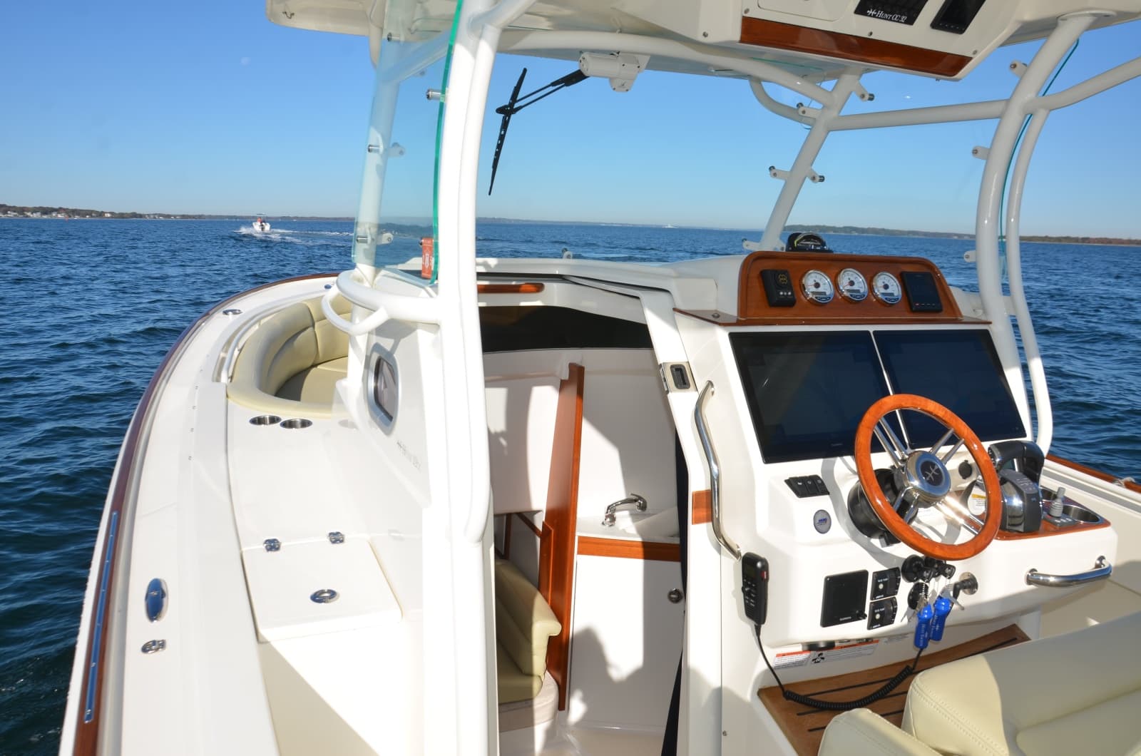 2018 Hunt Yachts 32 CC - Photo 16