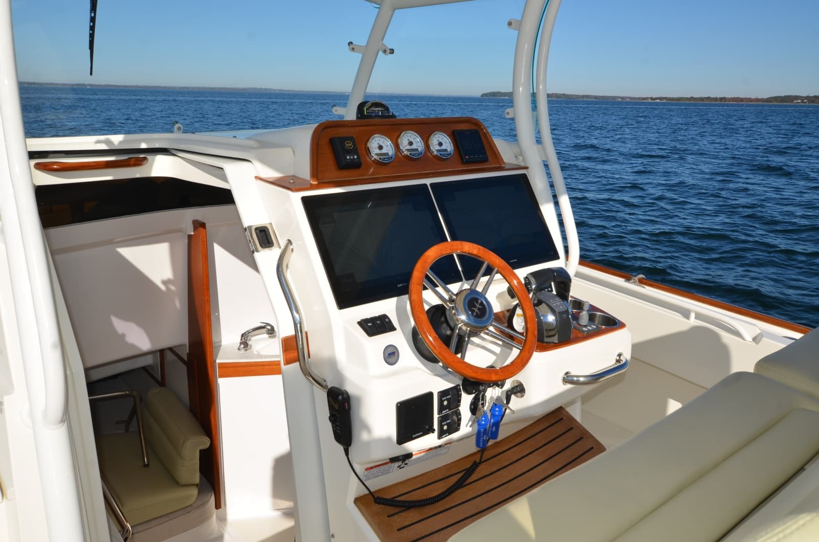 2018 Hunt Yachts 32 CC - Photo 7
