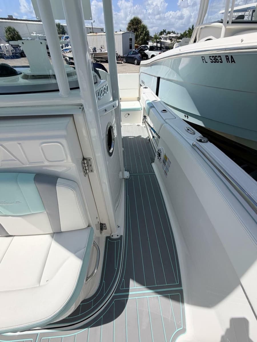 2023 Robalo R230 - Photo 13
