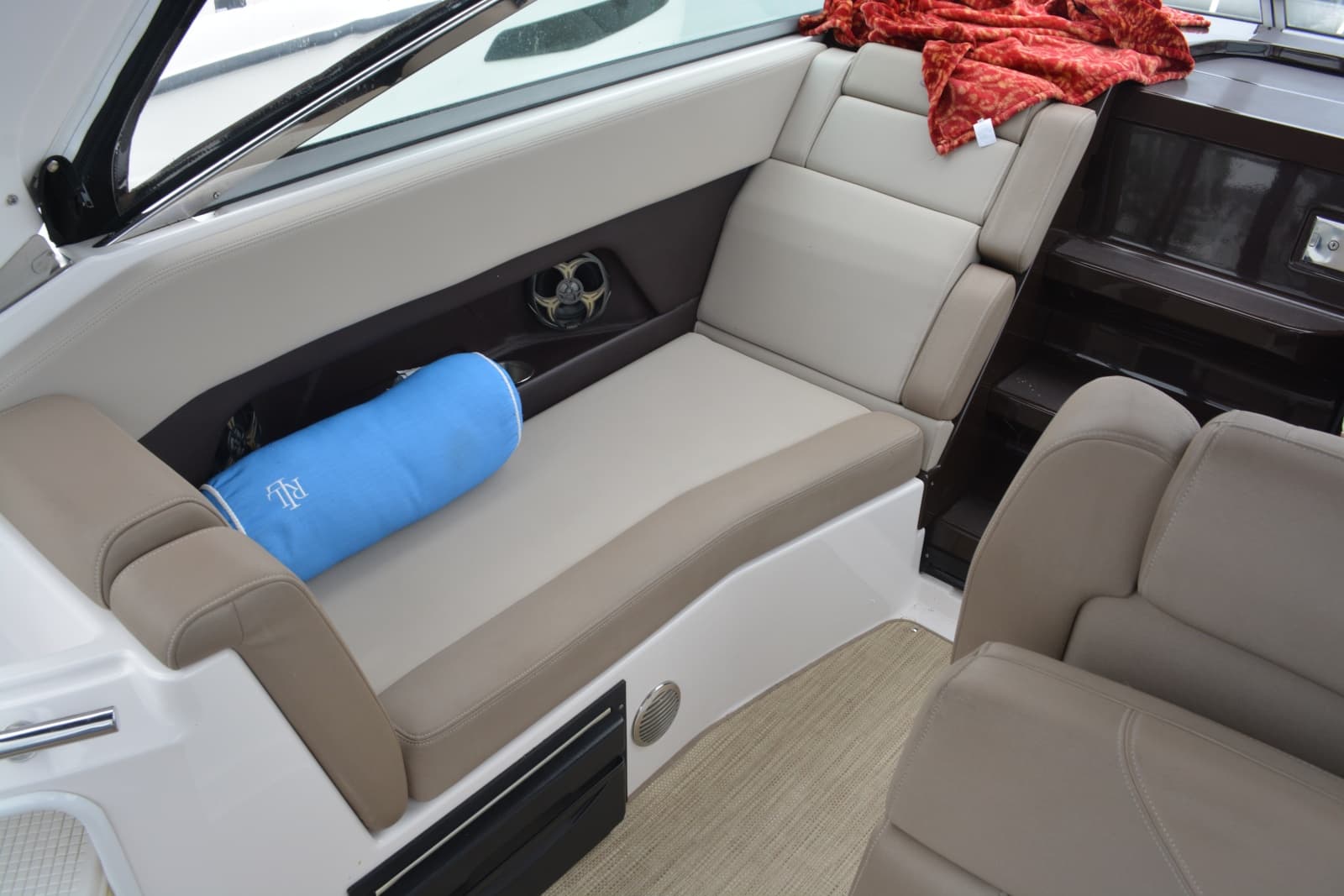 2014 Regal 28 Express - Photo 11