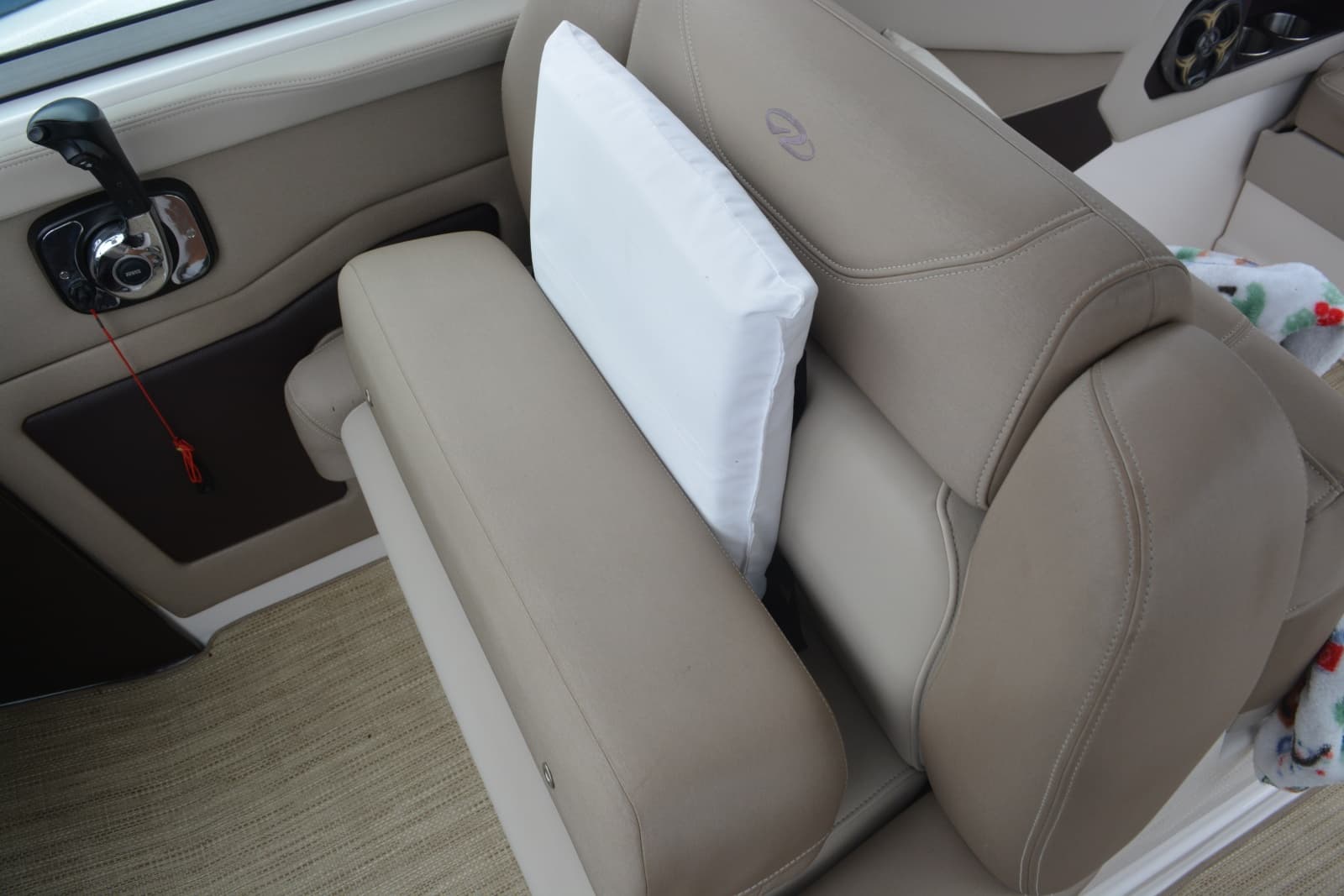 2014 Regal 28 Express - Photo 14