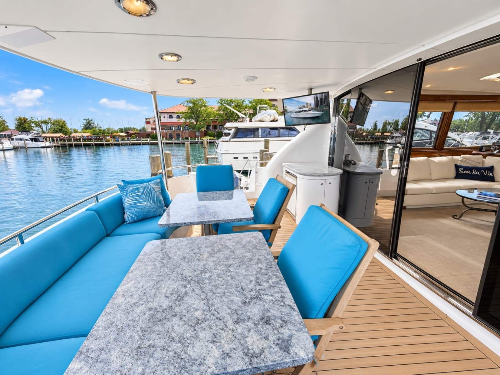 2002 Lazzara Yachts 80 Skylounge - Photo 28