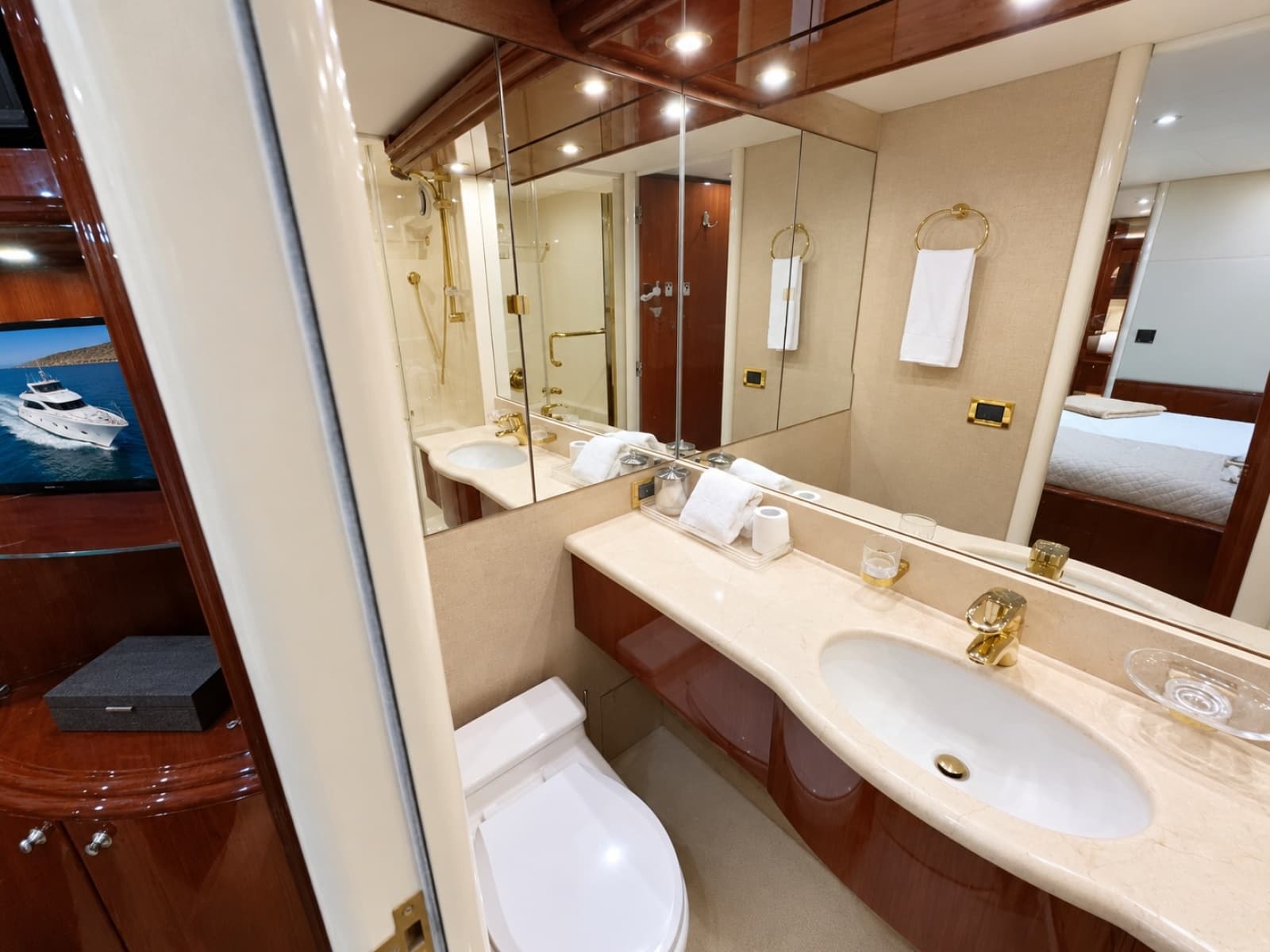 2002 Lazzara Yachts 80 Skylounge - Photo 89