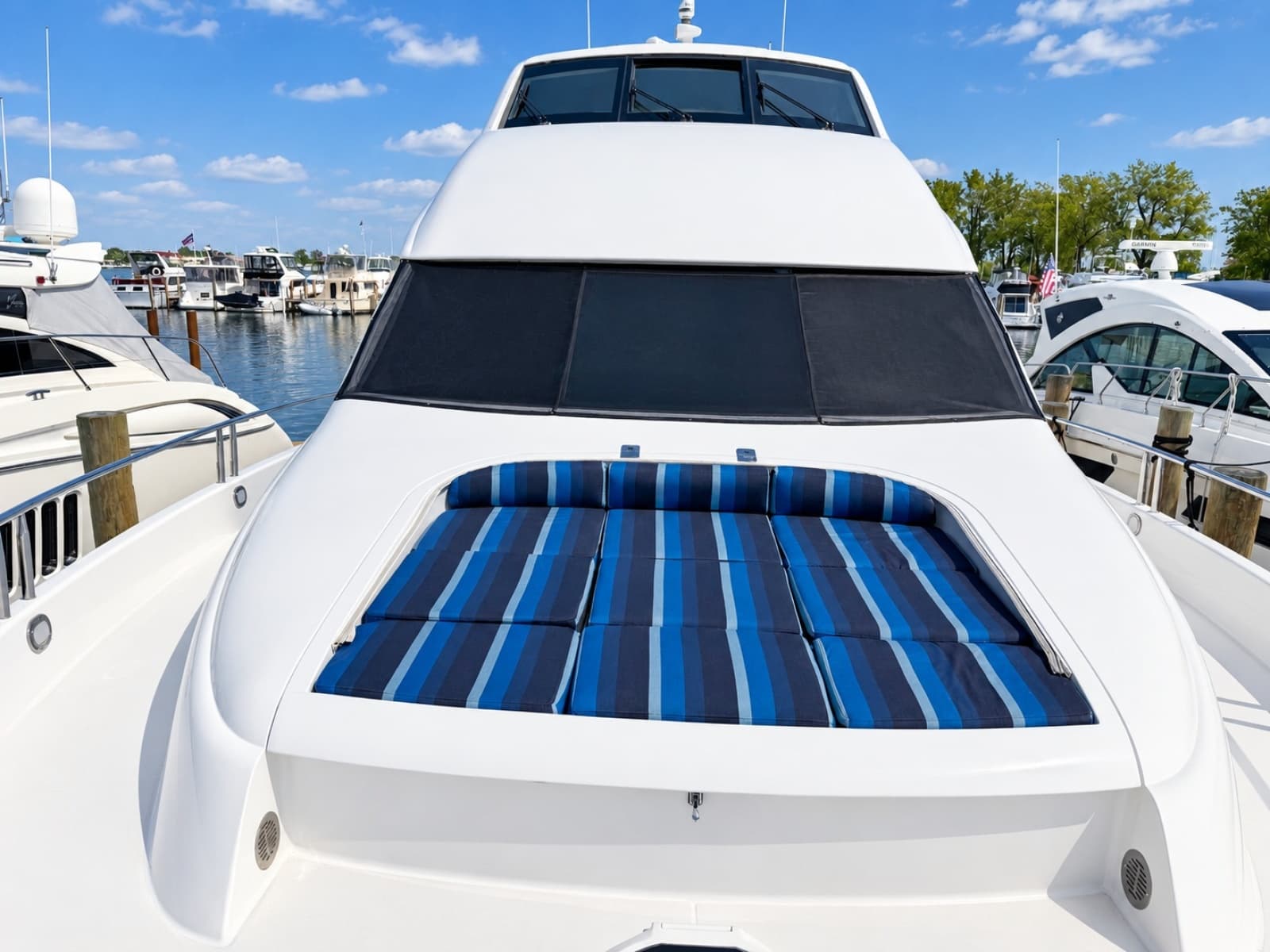 2002 Lazzara Yachts 80 Skylounge - Photo 31