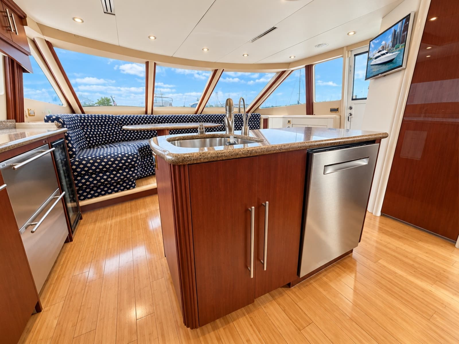 2002 Lazzara Yachts 80 Skylounge - Photo 41