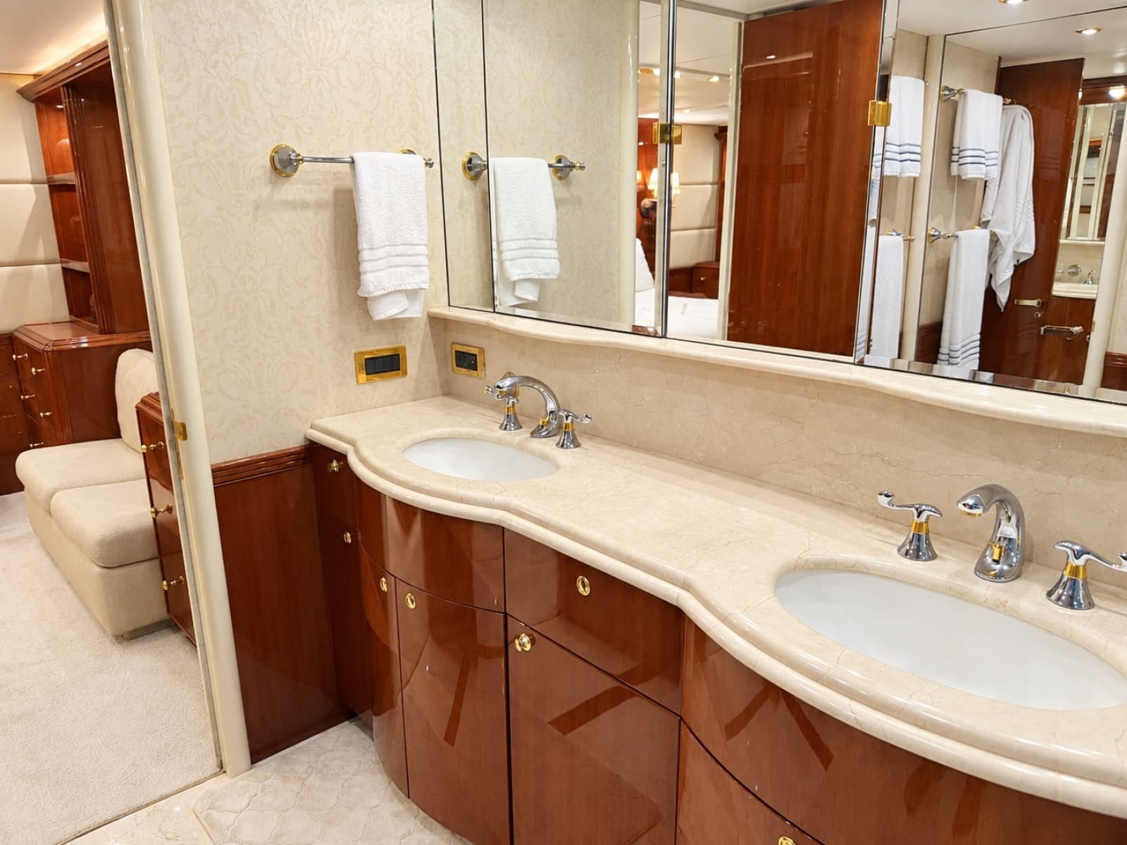 2002 Lazzara Yachts 80 Skylounge - Photo 72