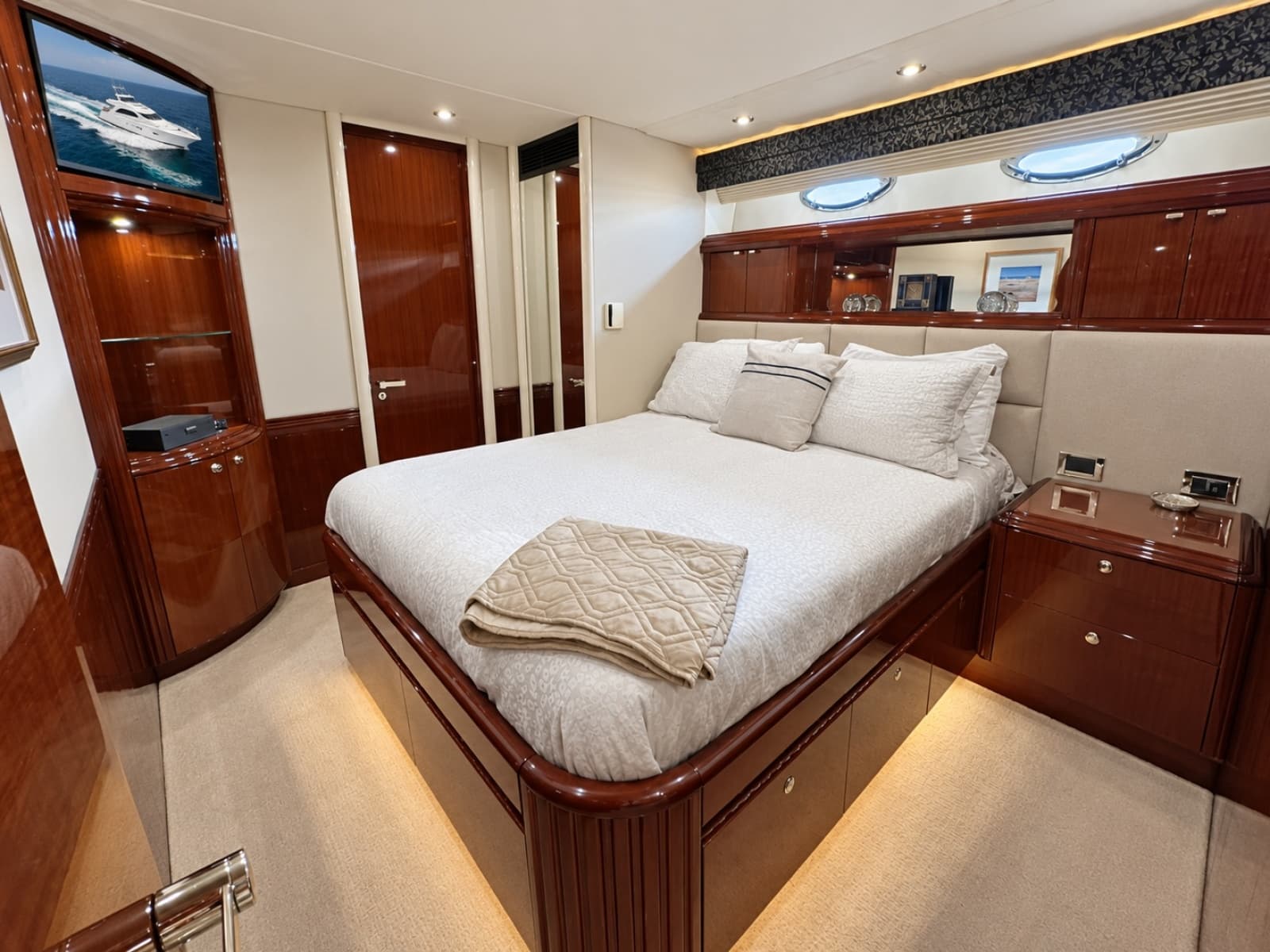 2002 Lazzara Yachts 80 Skylounge - Photo 80