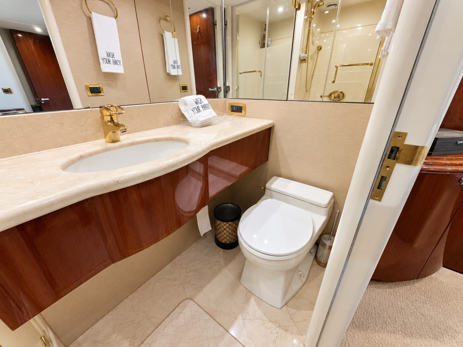 2002 Lazzara Yachts 80 Skylounge - Photo 78