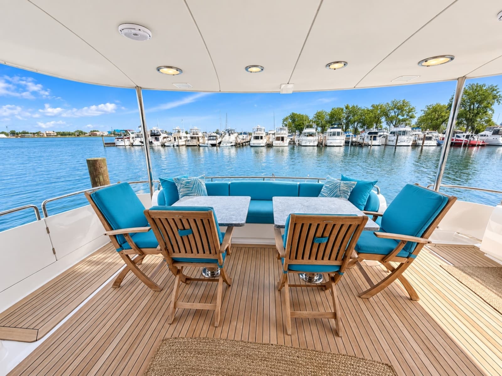 2002 Lazzara Yachts 80 Skylounge - Photo 24