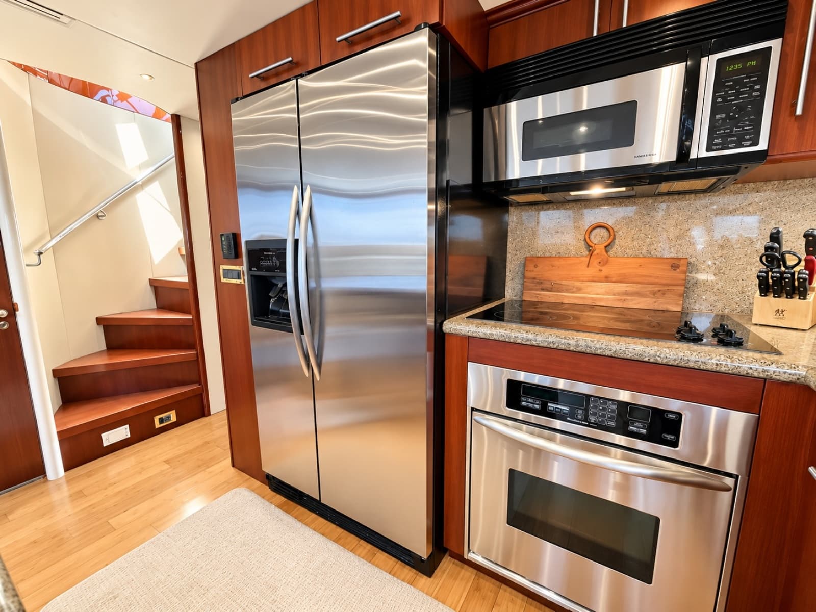 2002 Lazzara Yachts 80 Skylounge - Photo 39