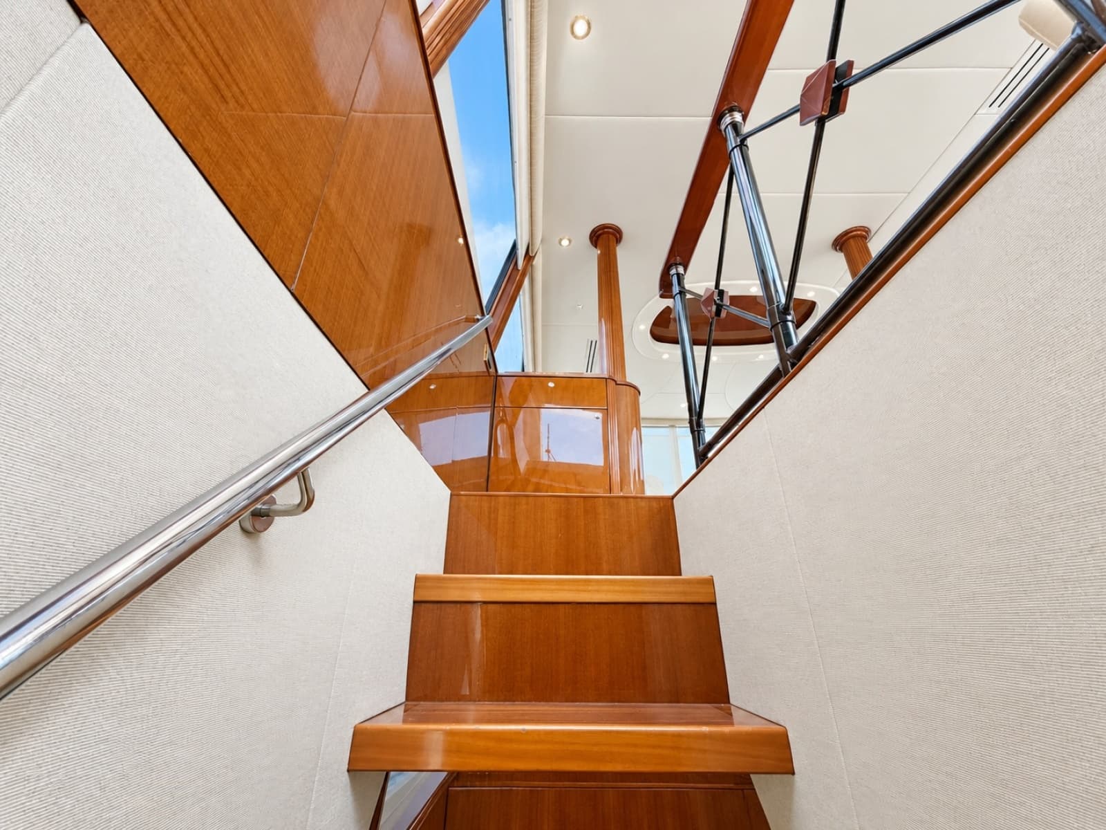 2002 Lazzara Yachts 80 Skylounge - Photo 46