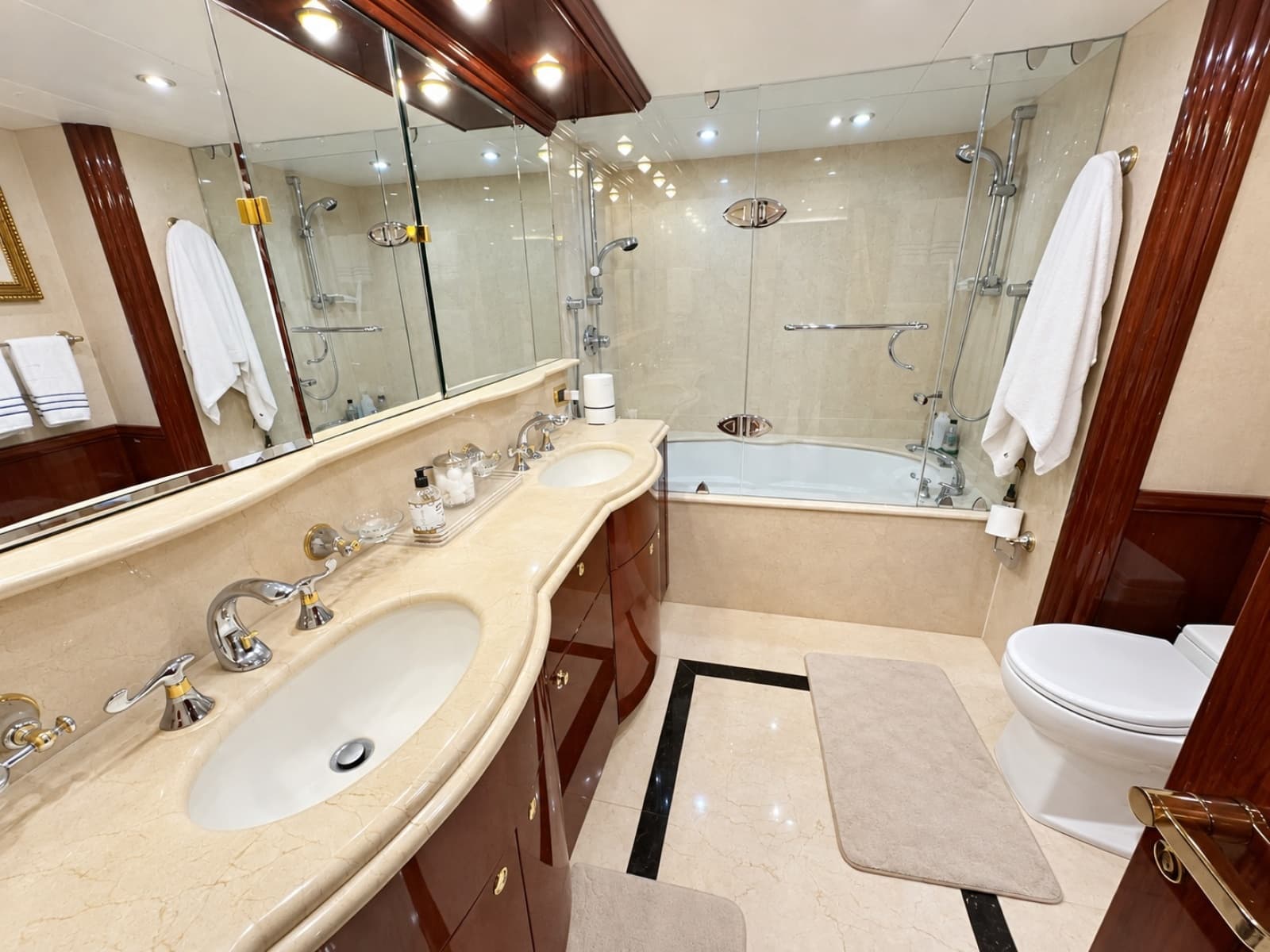 2002 Lazzara Yachts 80 Skylounge - Photo 69
