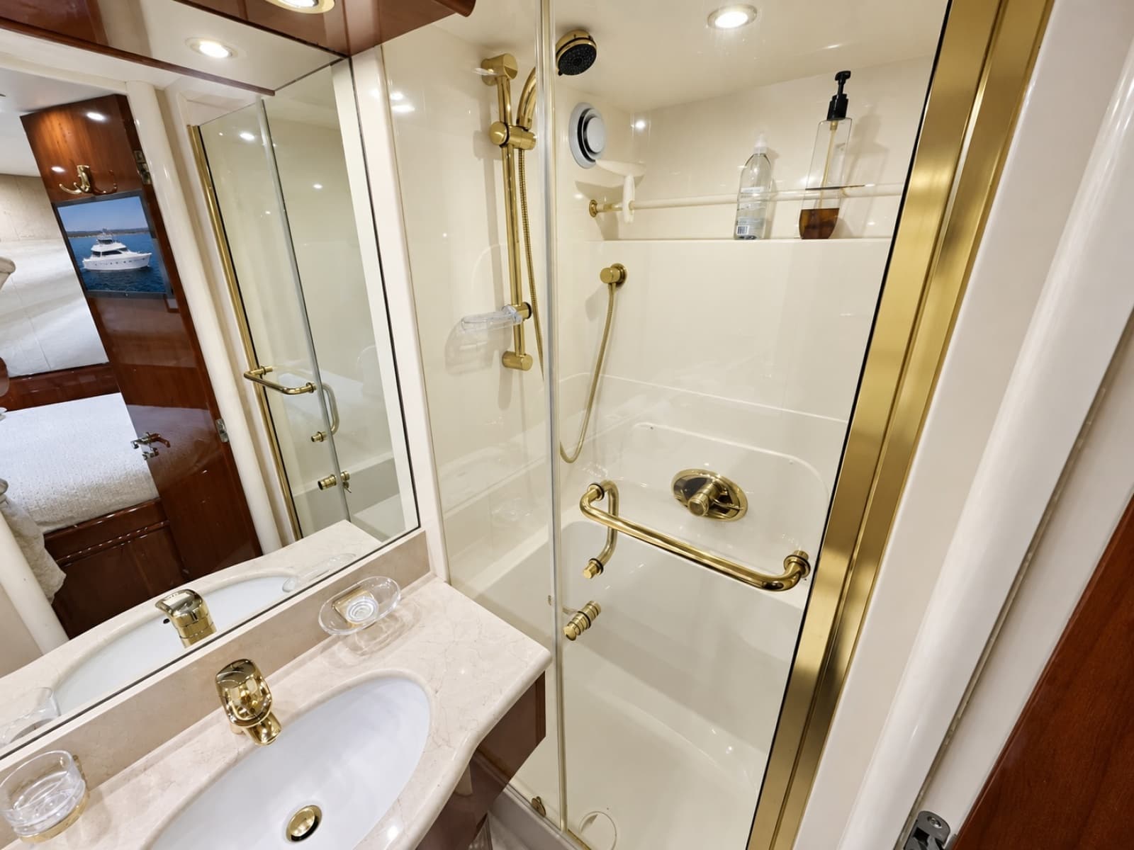 2002 Lazzara Yachts 80 Skylounge - Photo 88
