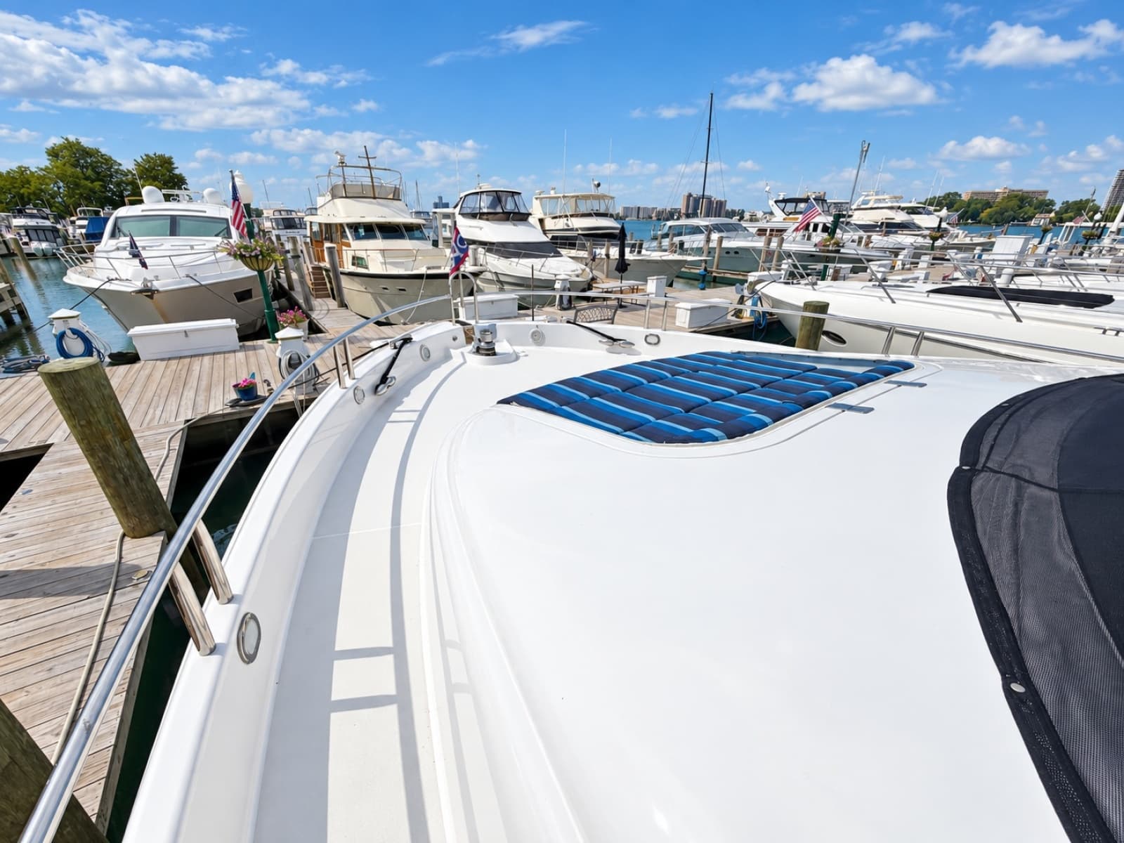 2002 Lazzara Yachts 80 Skylounge - Photo 33