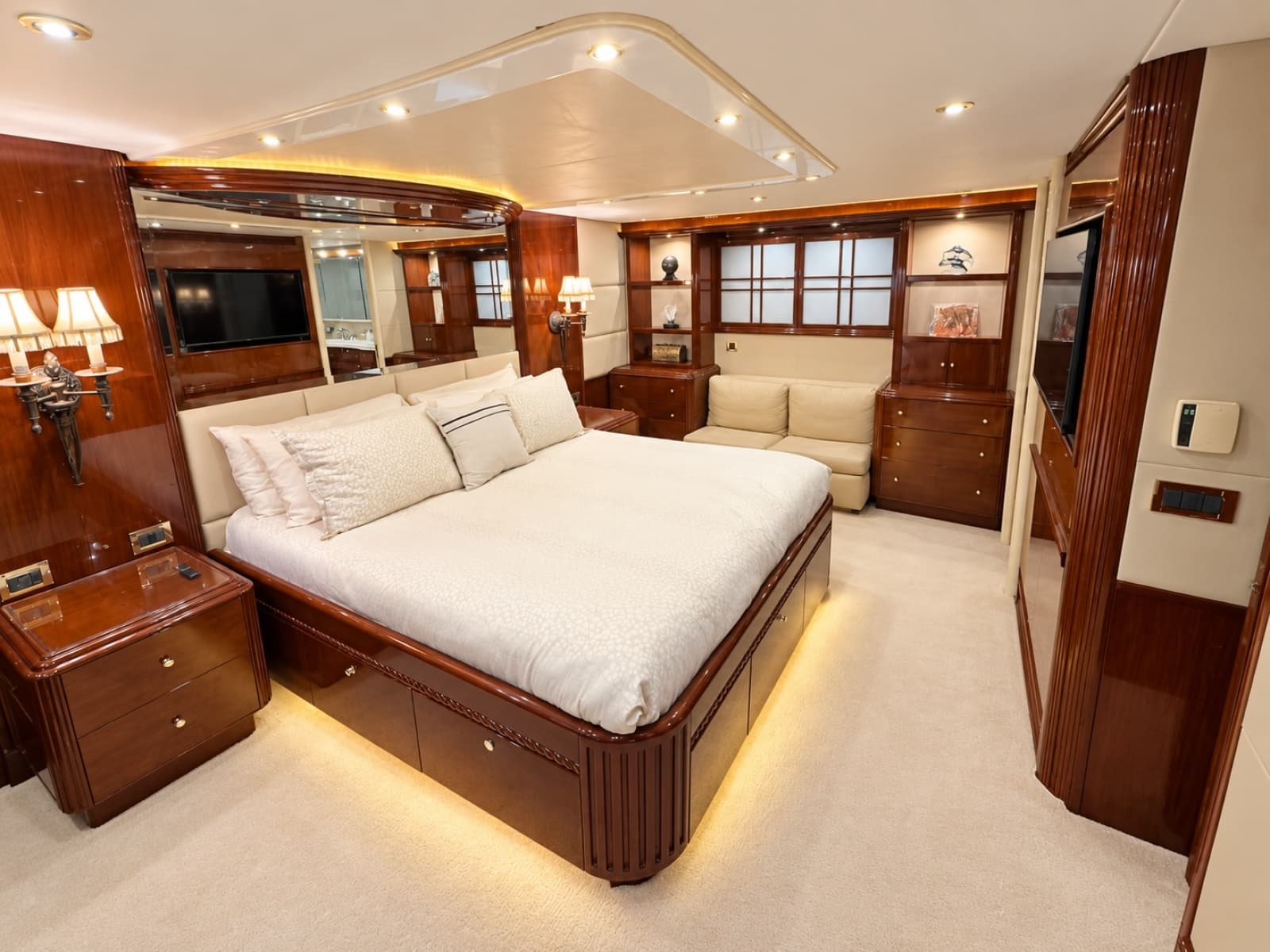 2002 Lazzara Yachts 80 Skylounge - Photo 62