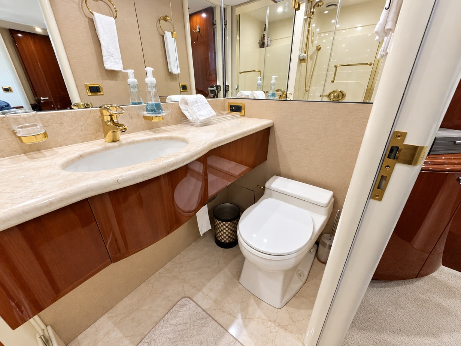 2002 Lazzara Yachts 80 Skylounge - Photo 86