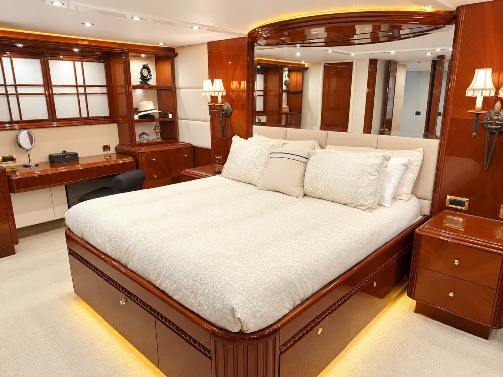 2002 Lazzara Yachts 80 Skylounge - Photo 68