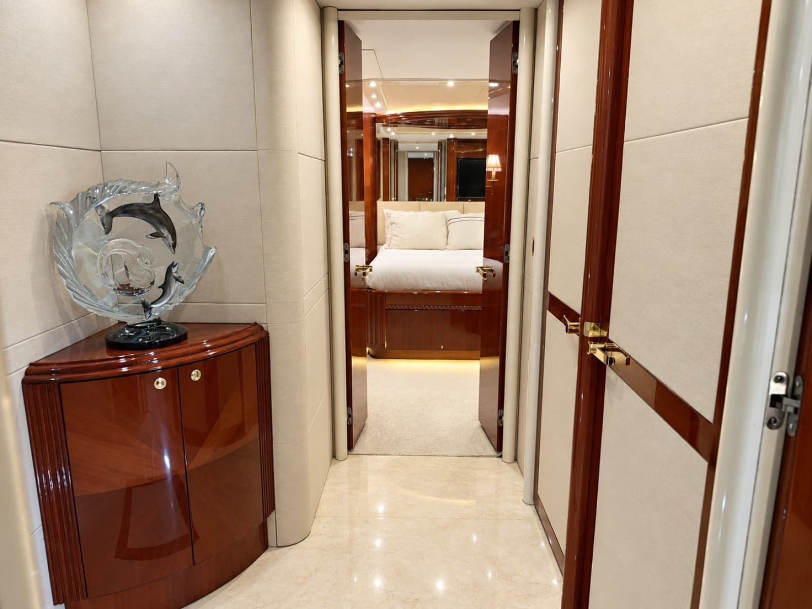 2002 Lazzara Yachts 80 Skylounge - Photo 61