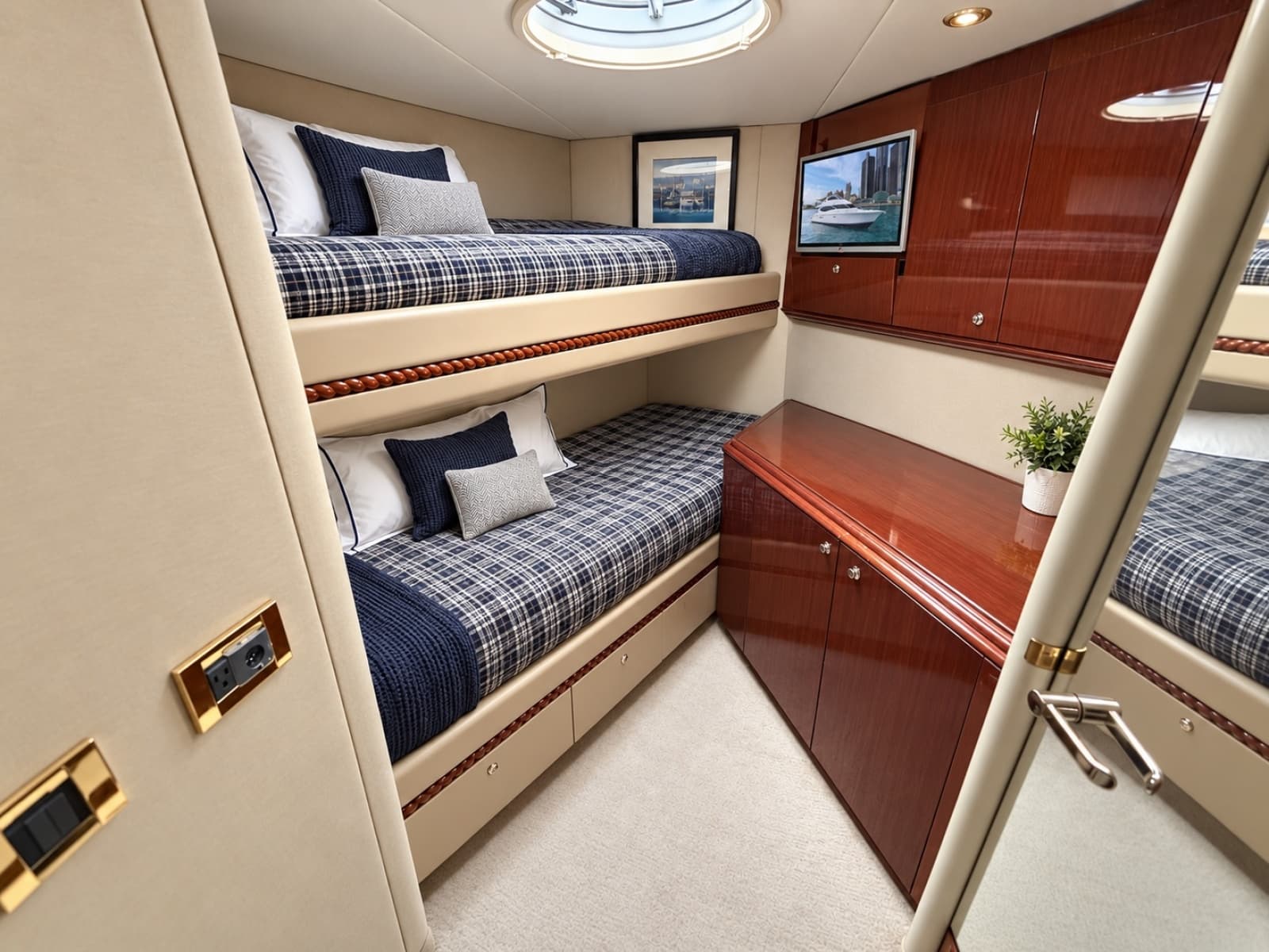2002 Lazzara Yachts 80 Skylounge - Photo 96