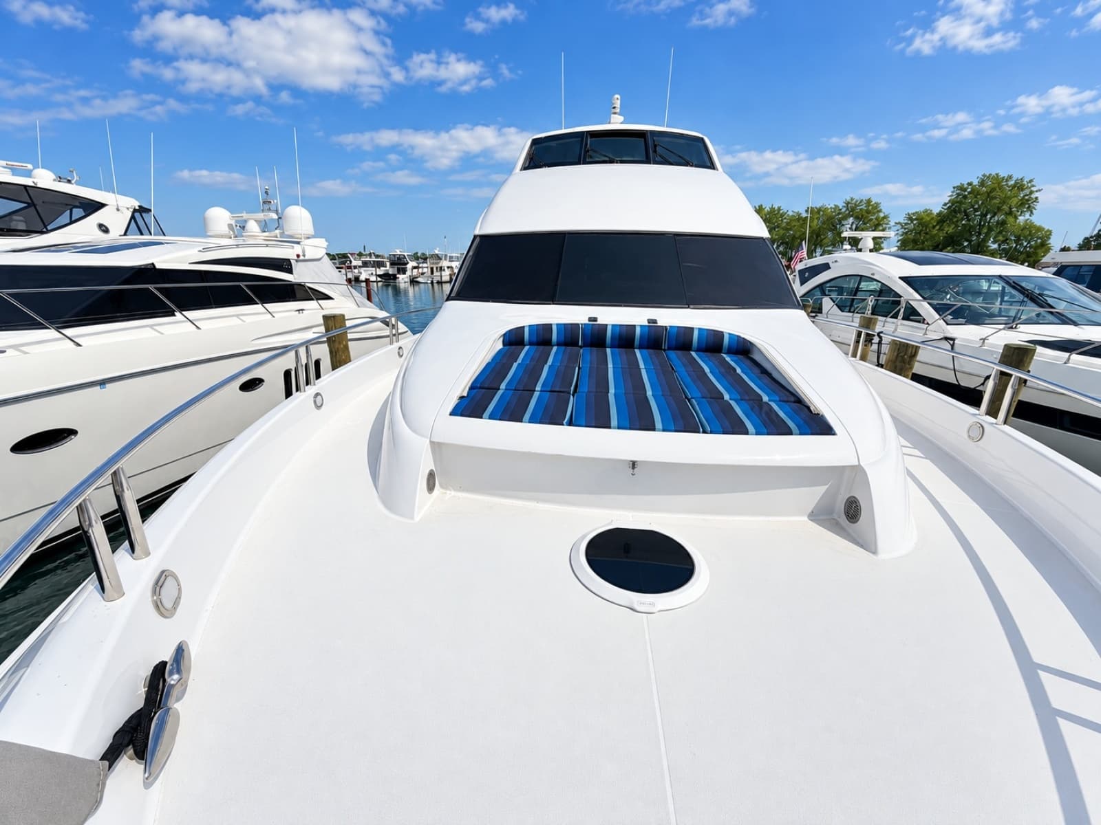 2002 Lazzara Yachts 80 Skylounge - Photo 30