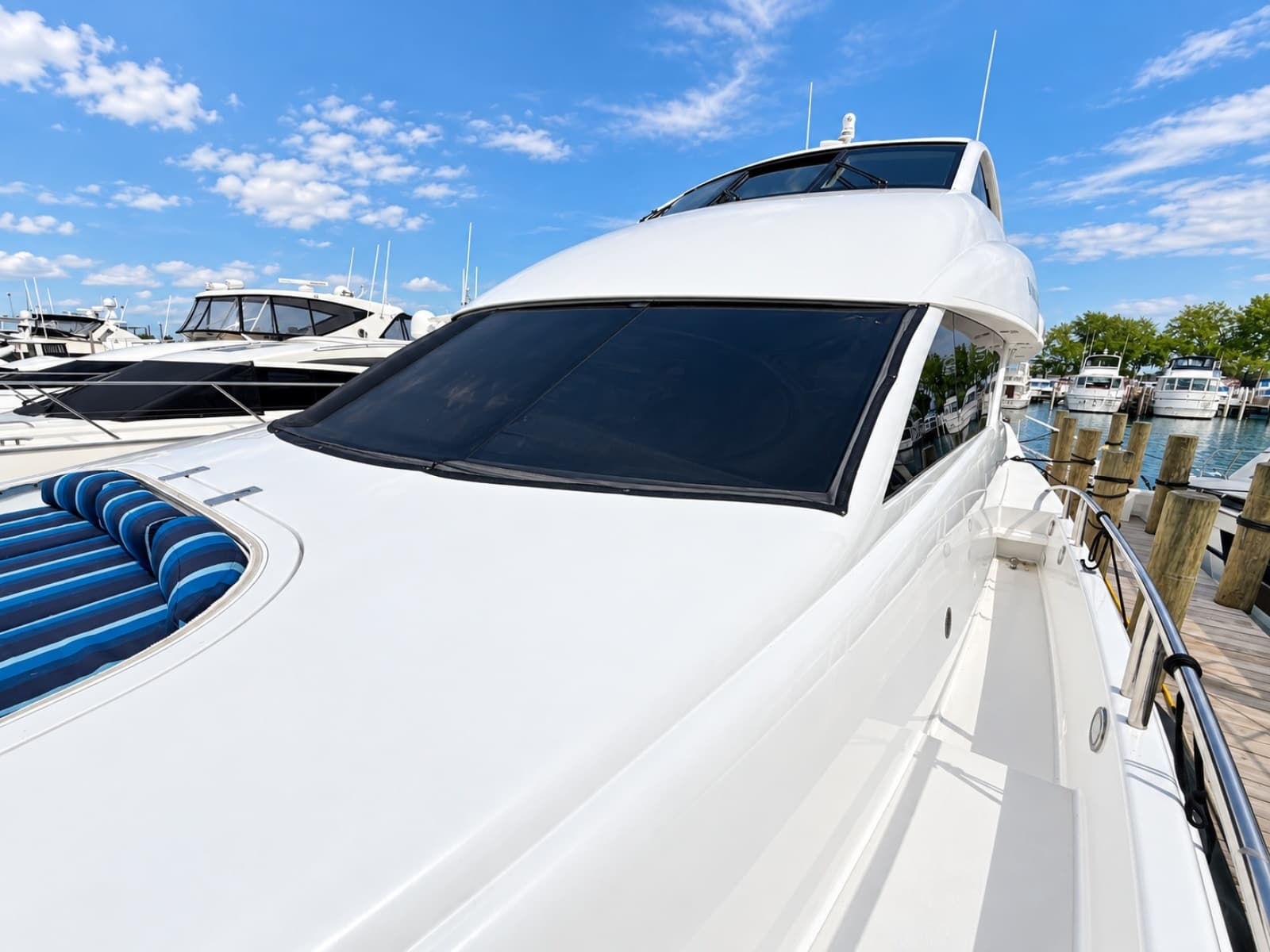 2002 Lazzara Yachts 80 Skylounge - Photo 32