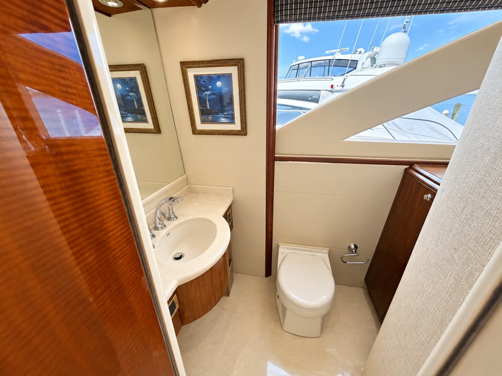 2002 Lazzara Yachts 80 Skylounge - Photo 44