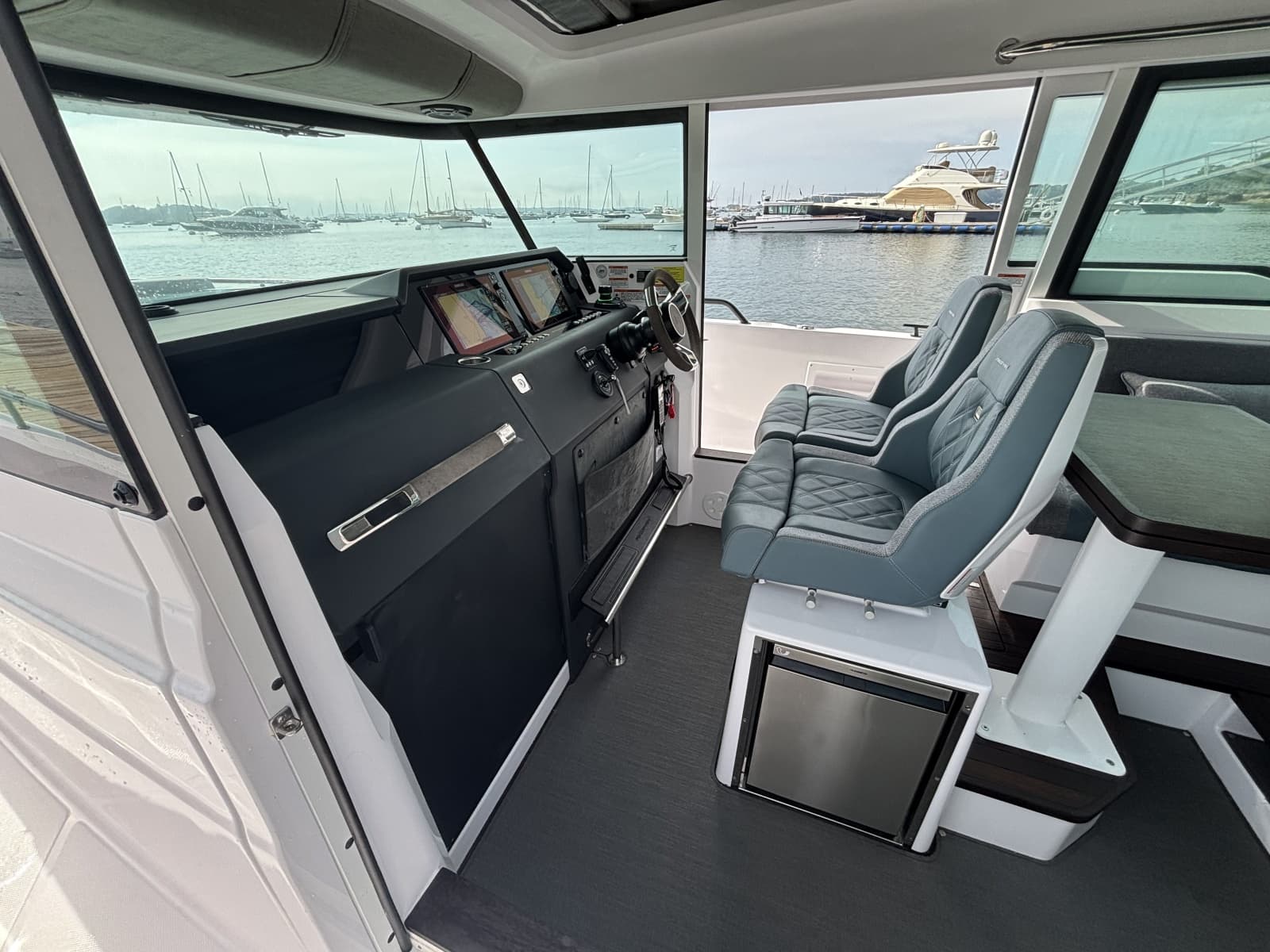 2024 Axopar 37XC Cross Cabin - Photo 23