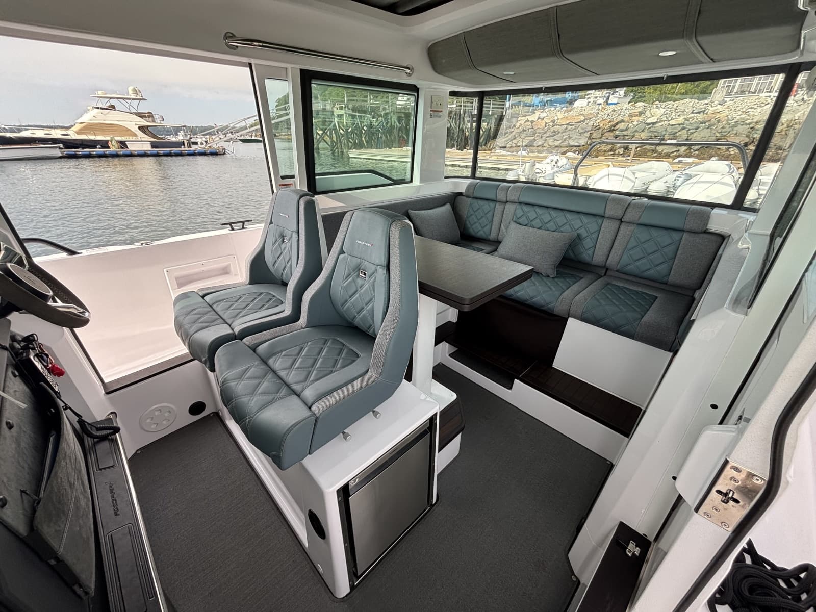 2024 Axopar 37XC Cross Cabin - Photo 24