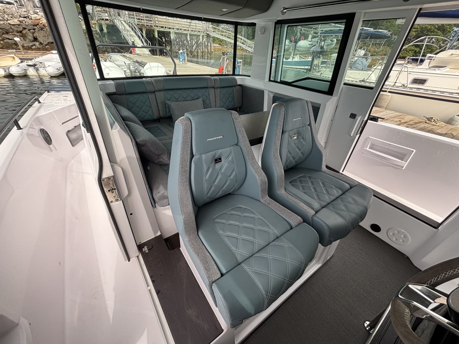 2024 Axopar 37XC Cross Cabin - Photo 13