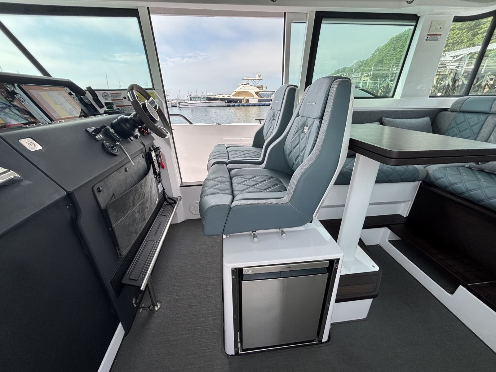 2024 Axopar 37XC Cross Cabin - Photo 25