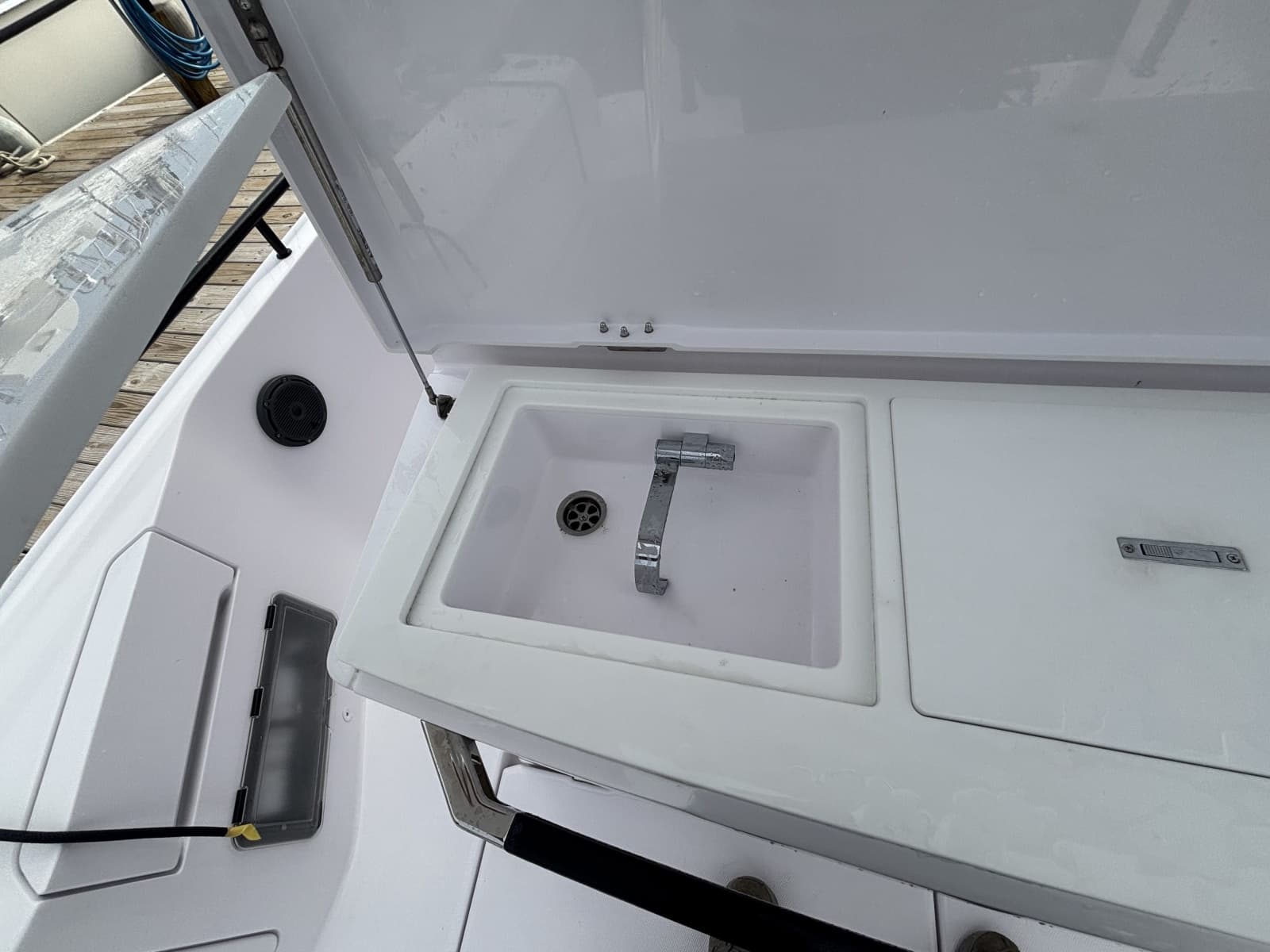 2024 Axopar 37XC Cross Cabin - Photo 31