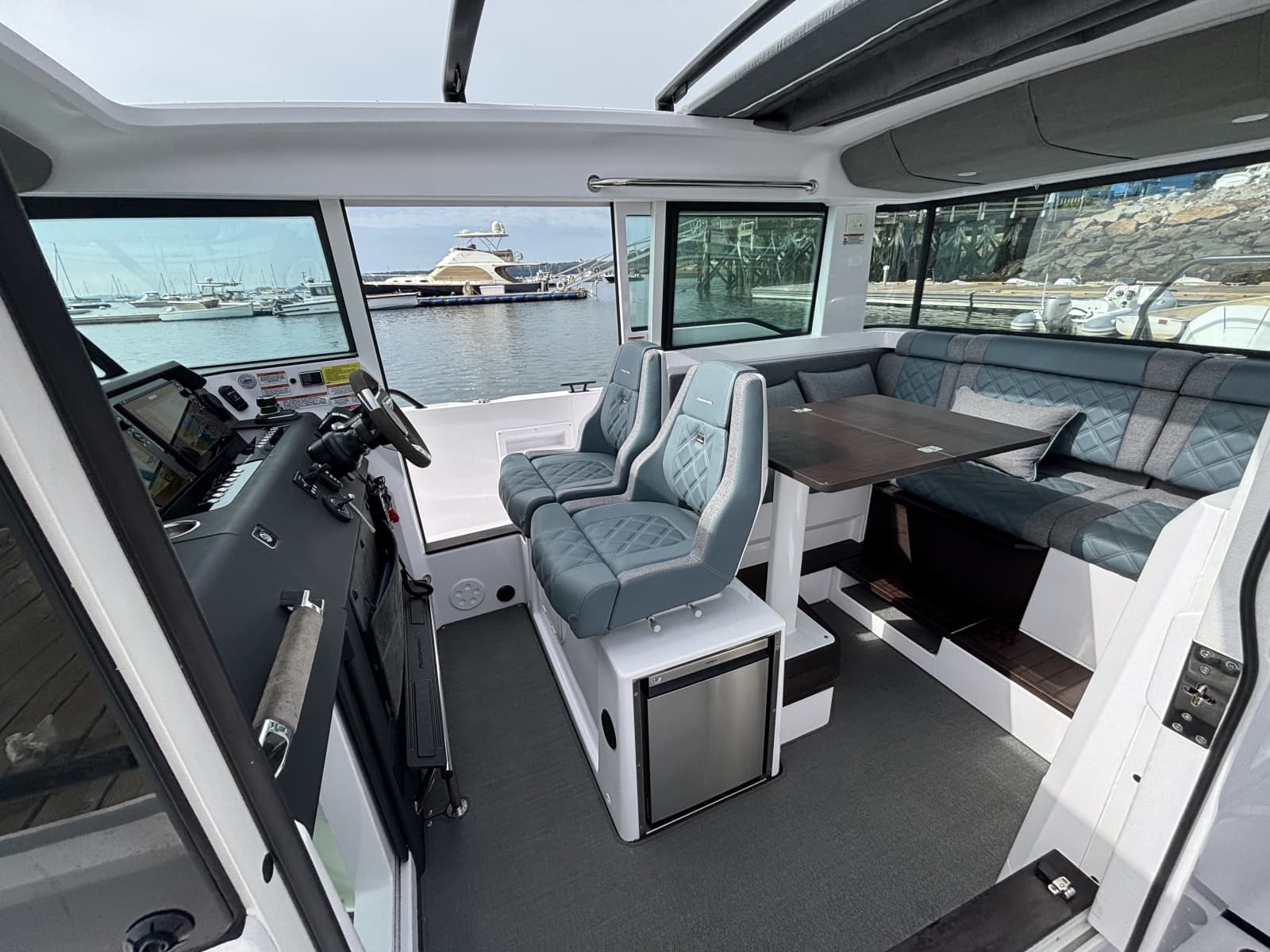 2024 Axopar 37XC Cross Cabin - Photo 14
