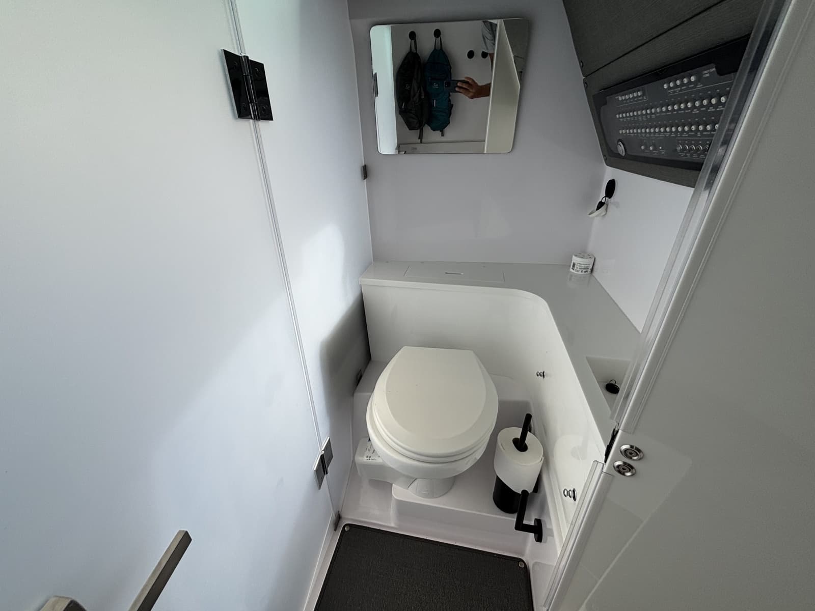 2024 Axopar 37XC Cross Cabin - Photo 34