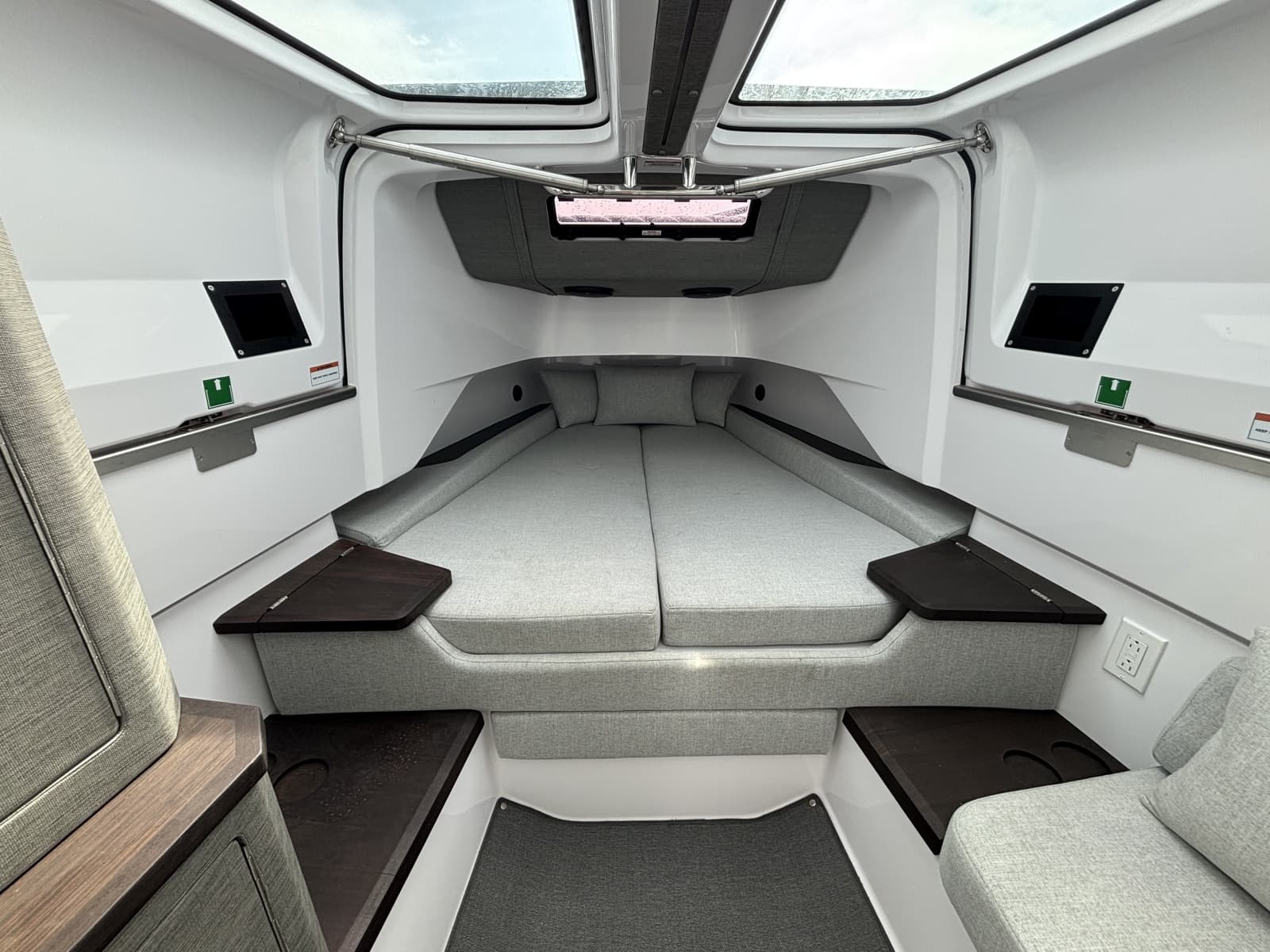 2024 Axopar 37XC Cross Cabin - Photo 26