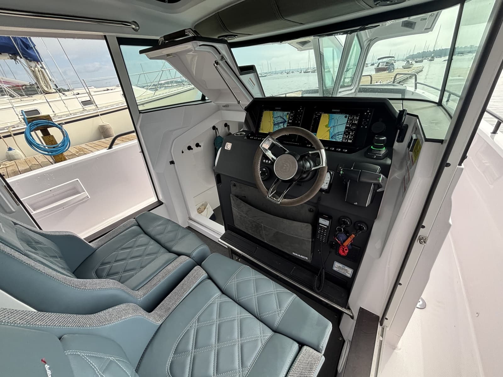 2024 Axopar 37XC Cross Cabin - Photo 17