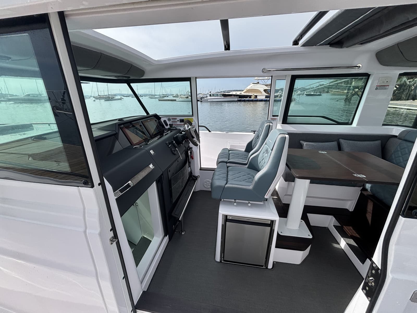 2024 Axopar 37XC Cross Cabin - Photo 11