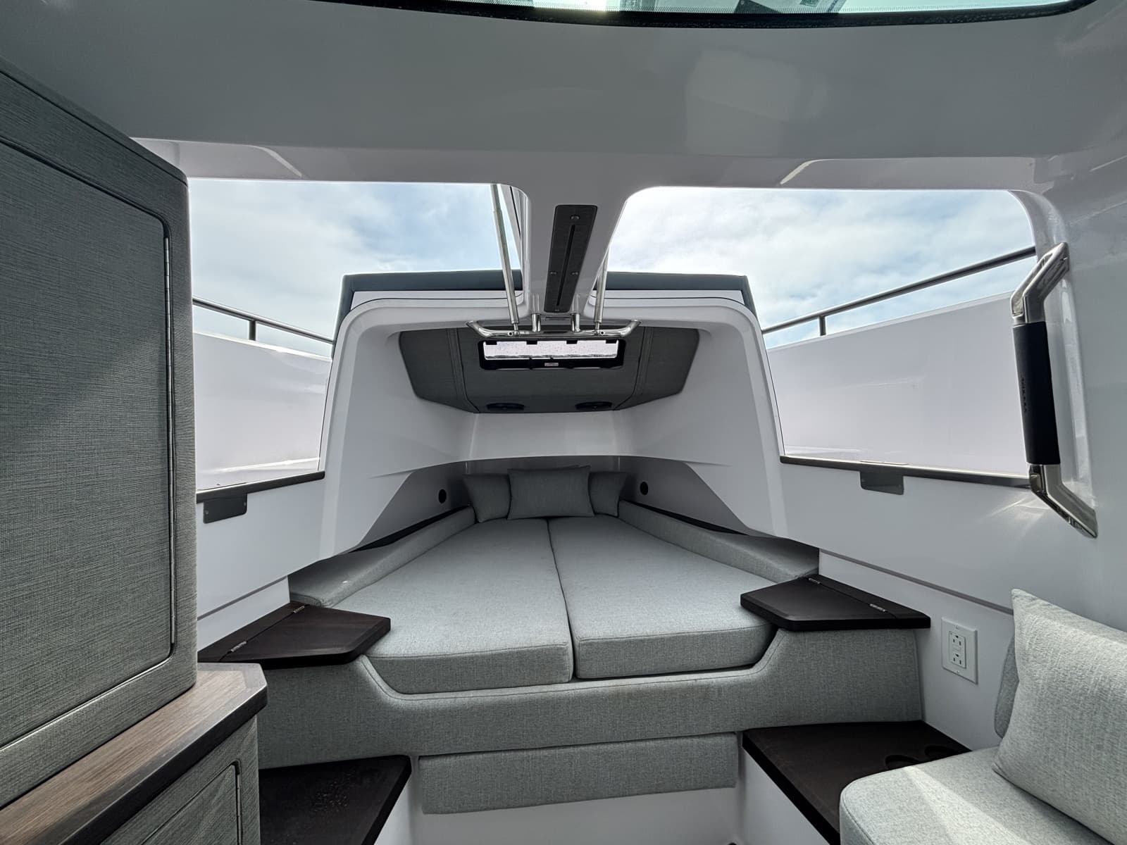 2024 Axopar 37XC Cross Cabin - Photo 27