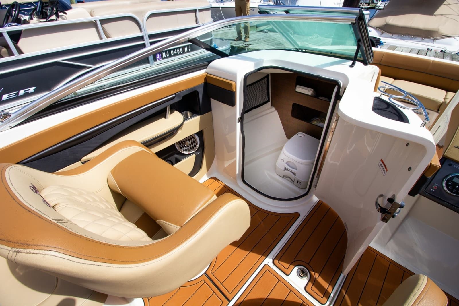 2015 Sea Ray 220 Sundeck - Photo 40