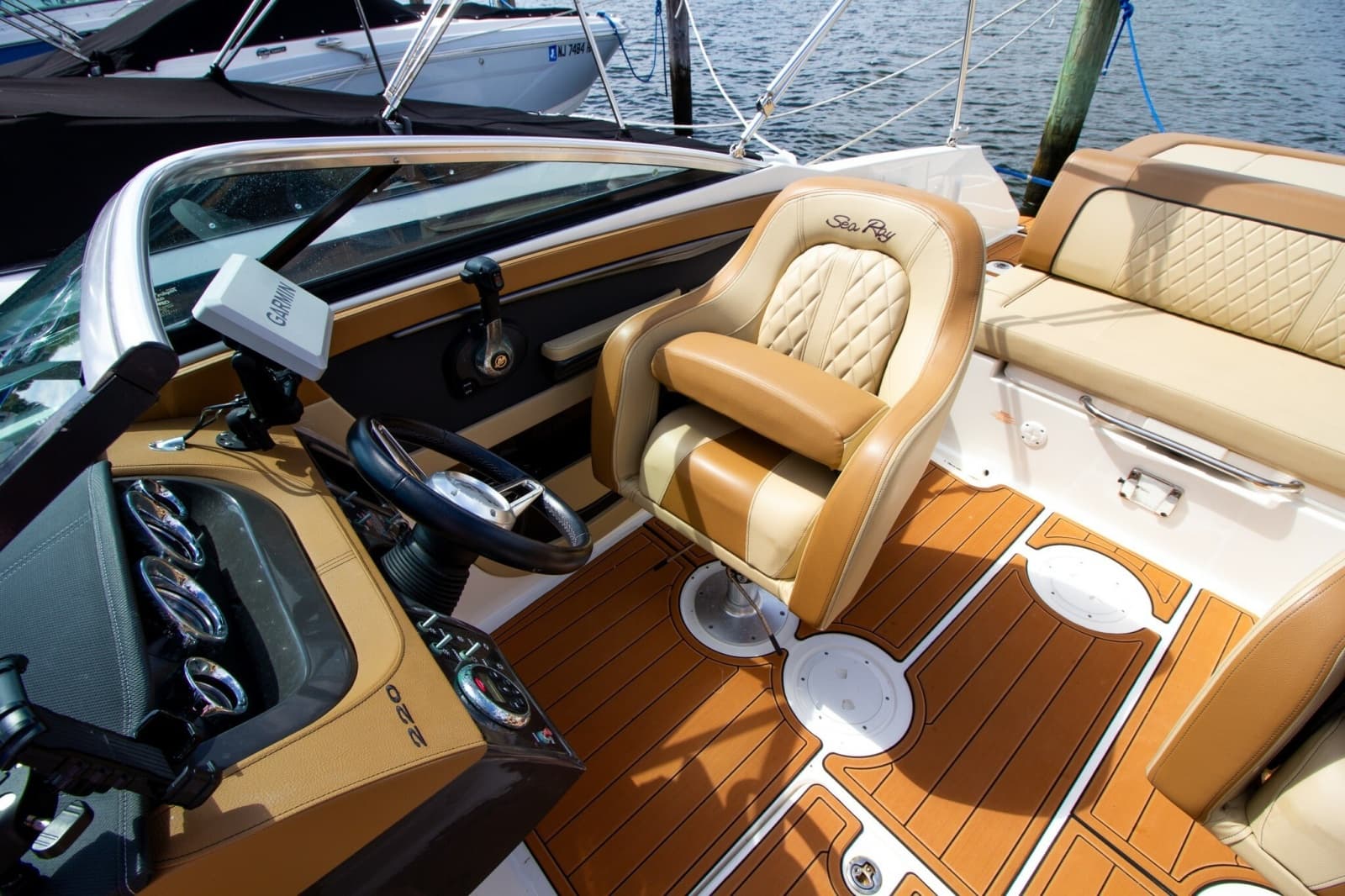 2015 Sea Ray 220 Sundeck - Photo 46