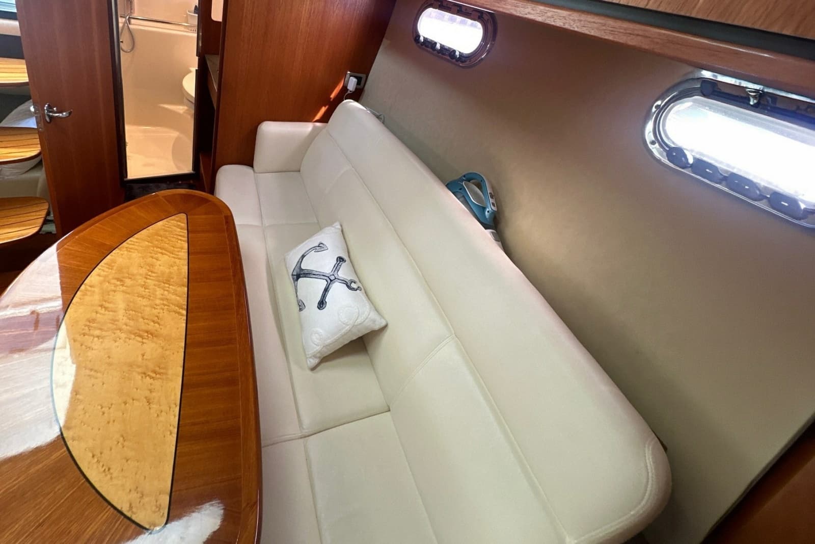 2009 Tiara Yachts 3500 Sovran - Photo 10