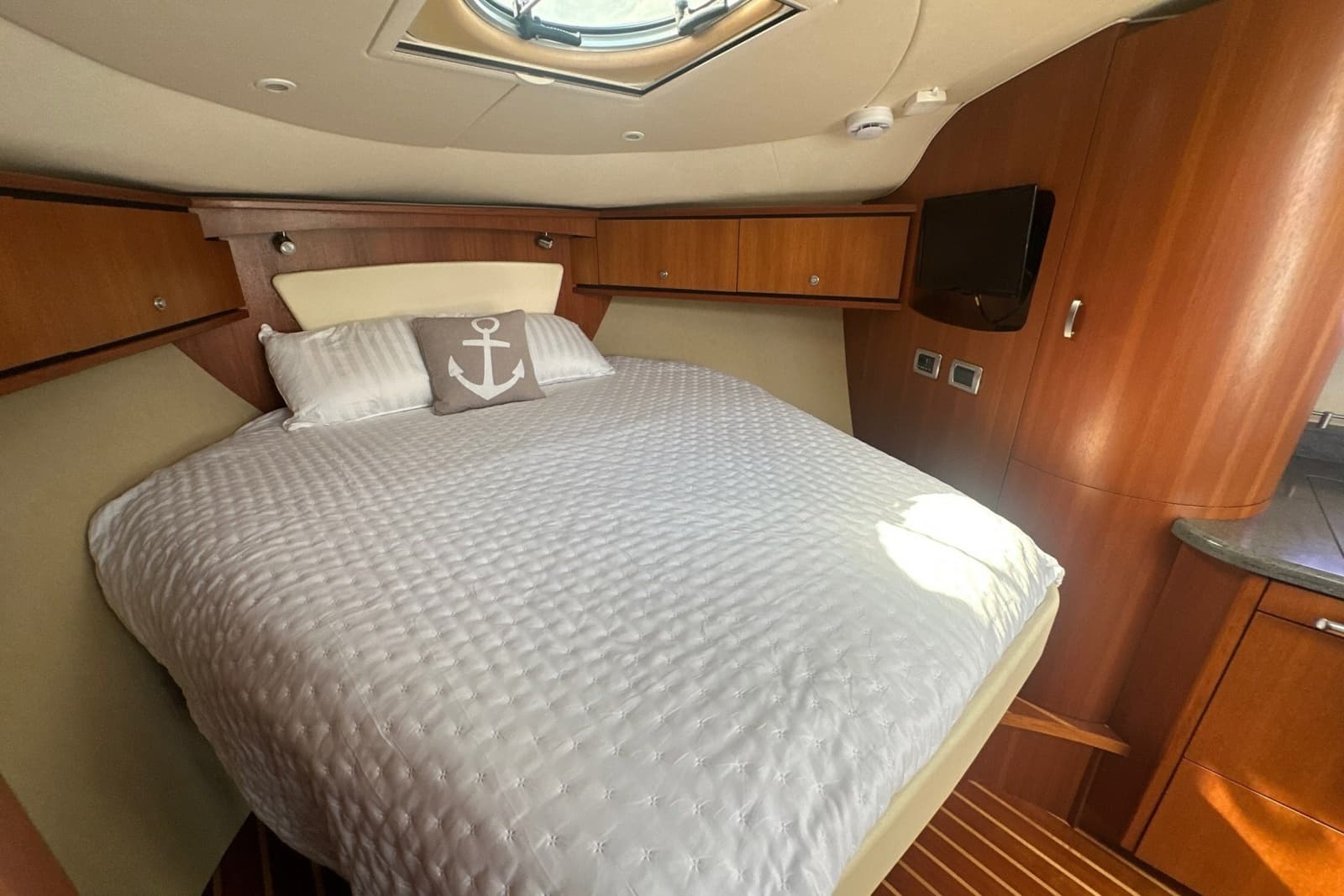 2009 Tiara Yachts 3500 Sovran - Photo 18