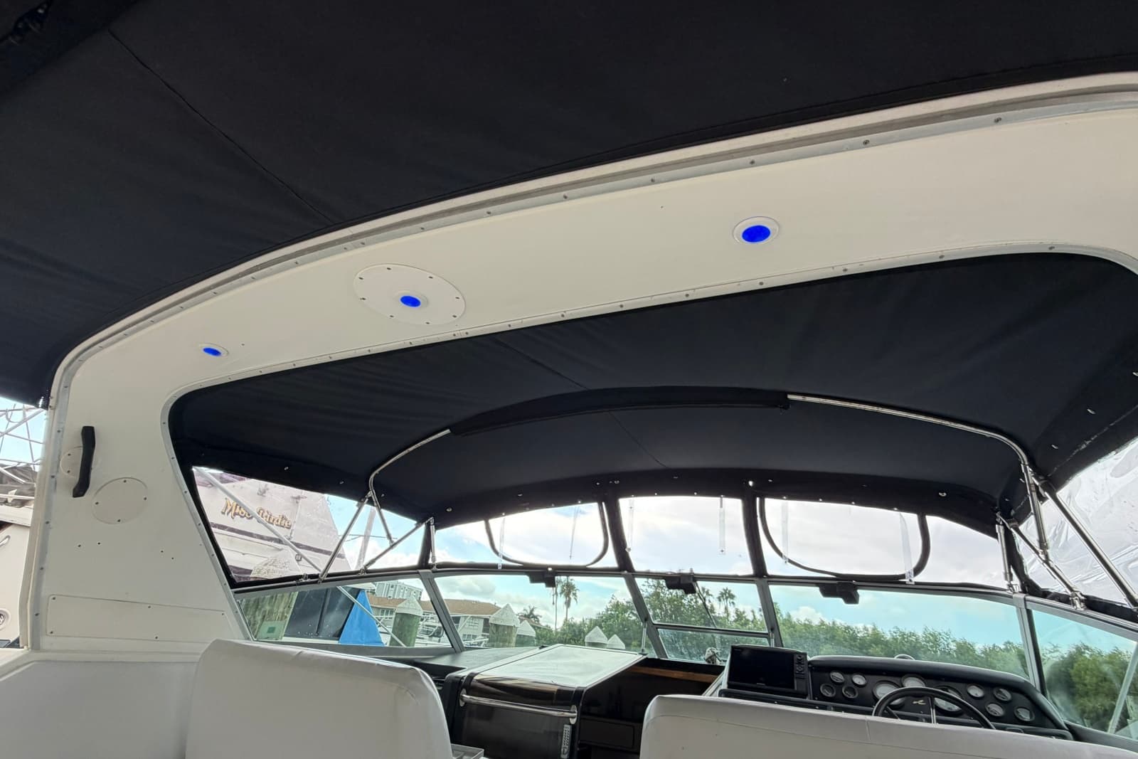 1993 Sea Ray 400 Express Cruiser - Photo 11