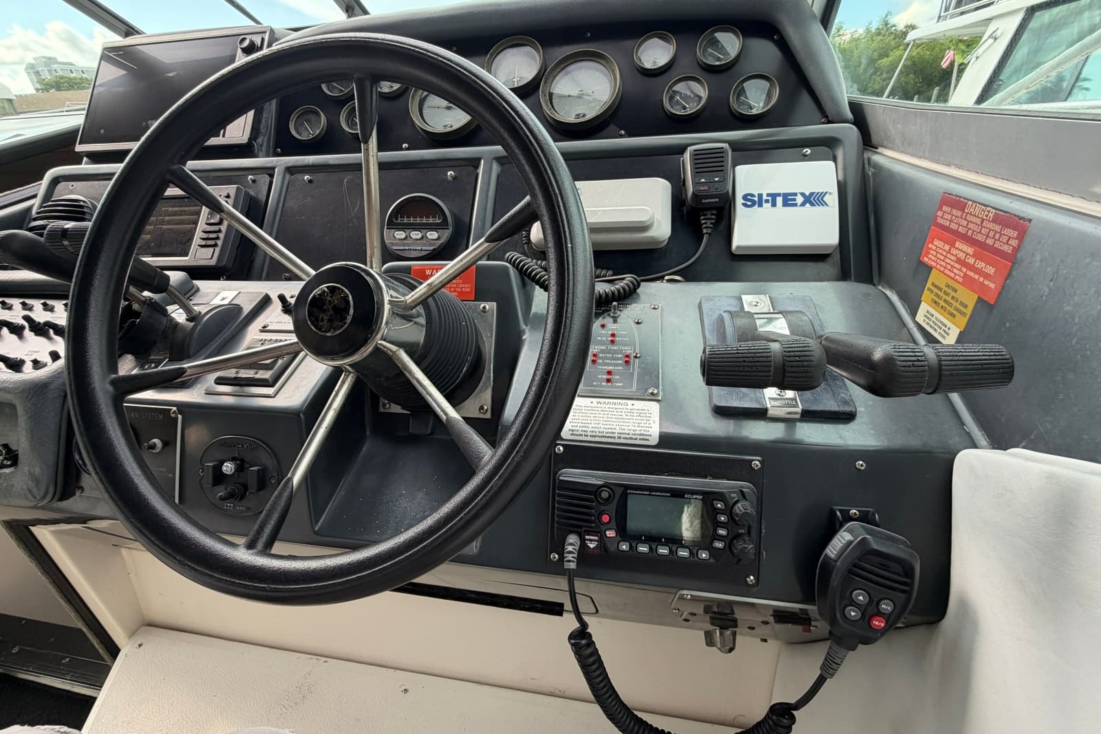 1993 Sea Ray 400 Express Cruiser - Photo 13