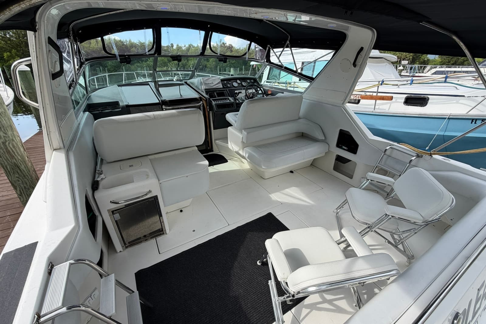 1993 Sea Ray 400 Express Cruiser - Photo 9