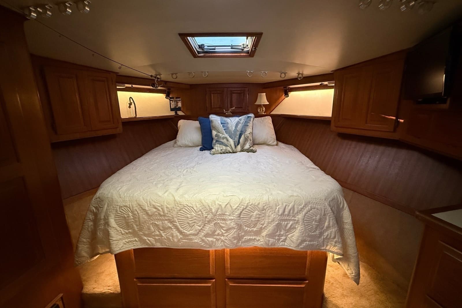 1989 Viking 48 Convertible - Photo 26